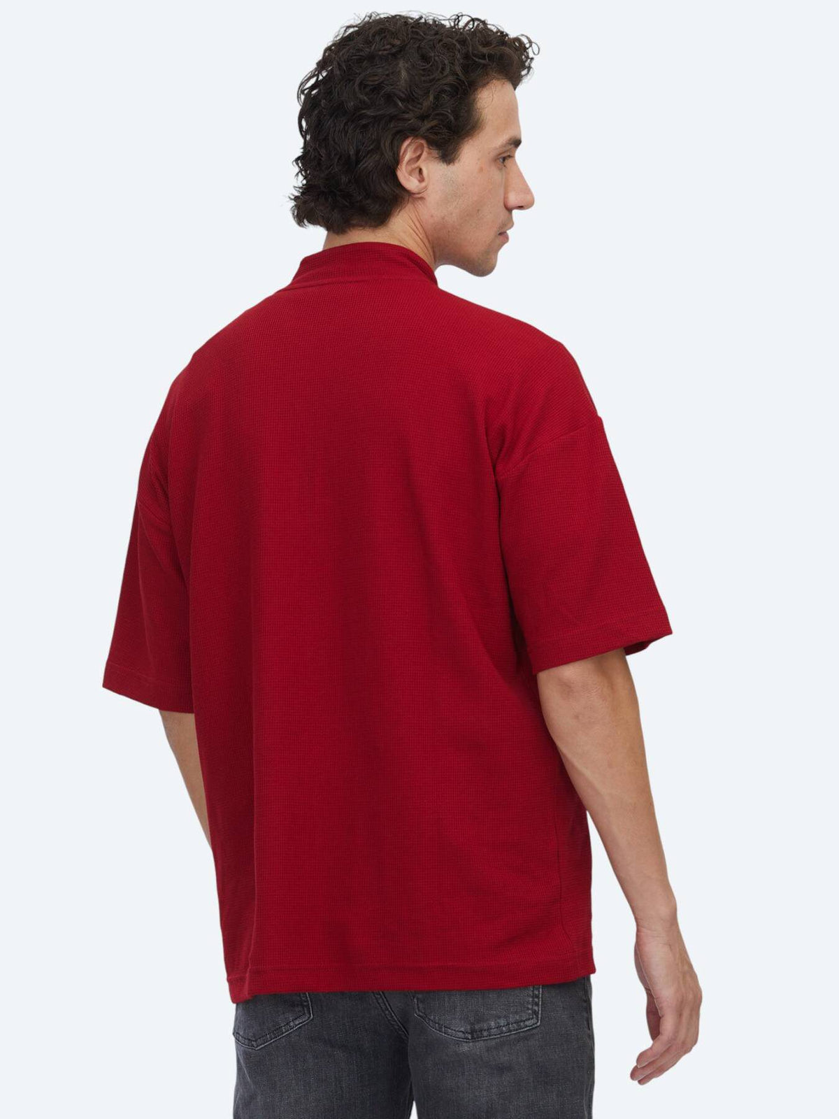 Rotes gemustertes Rollkragen-T-Shirt