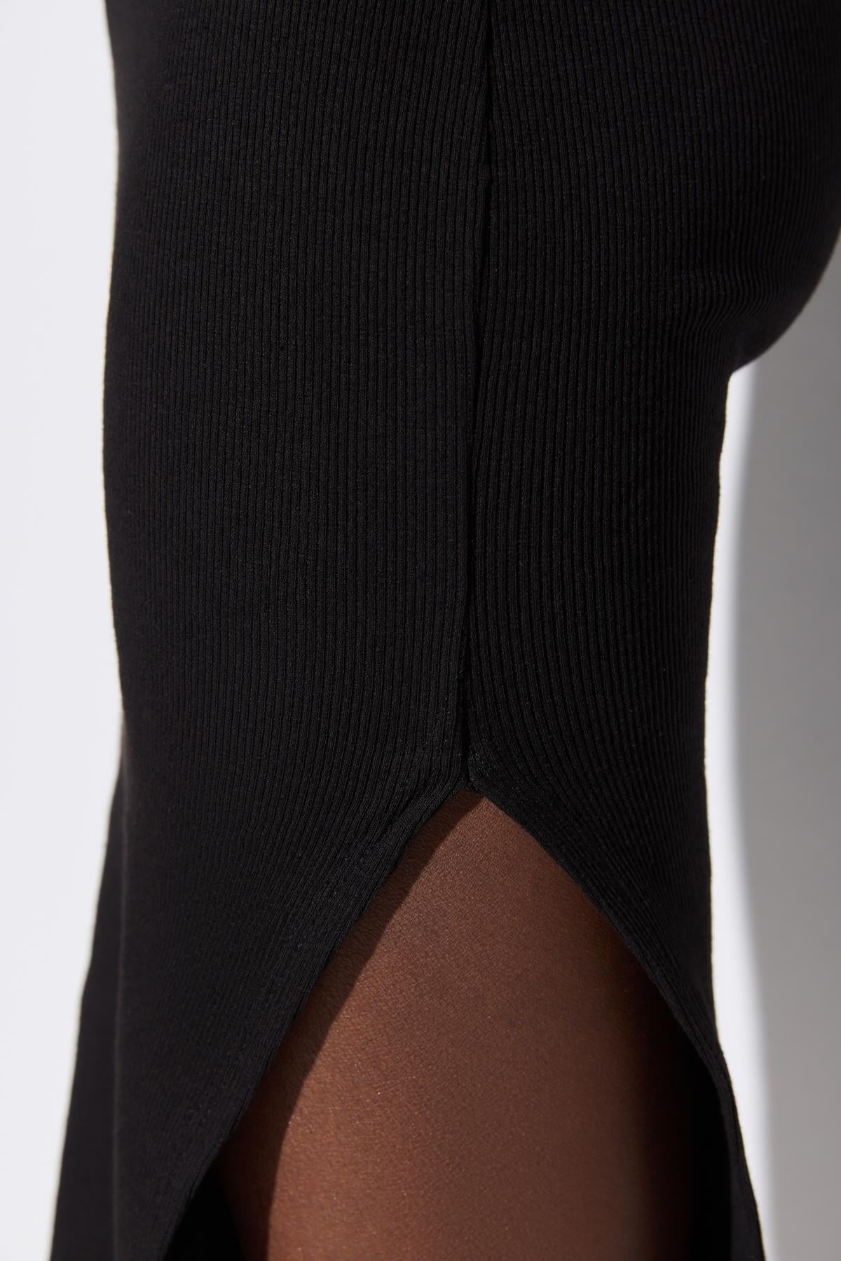 Trägerloses Minikleid mit Schlitz