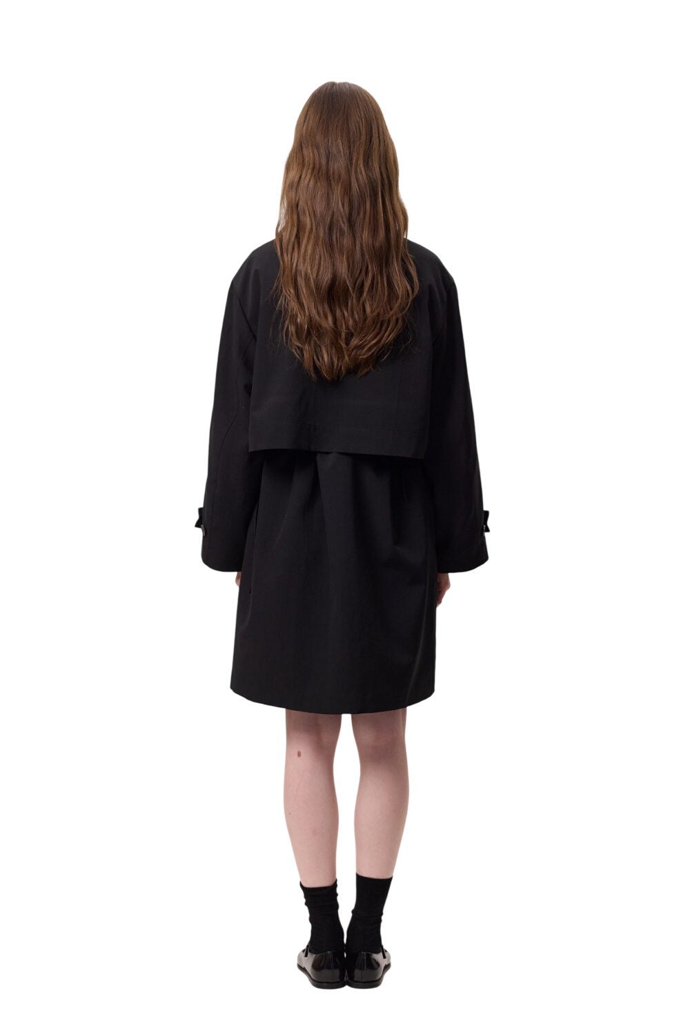 Leichter Trenchcoat mit verstellbarer Taille, schwarz.