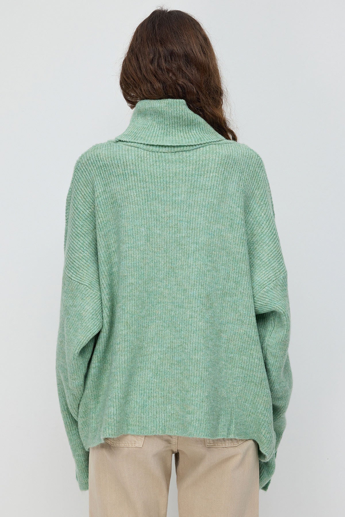Strickpullover mit Knopfdetails an den Ärmeln