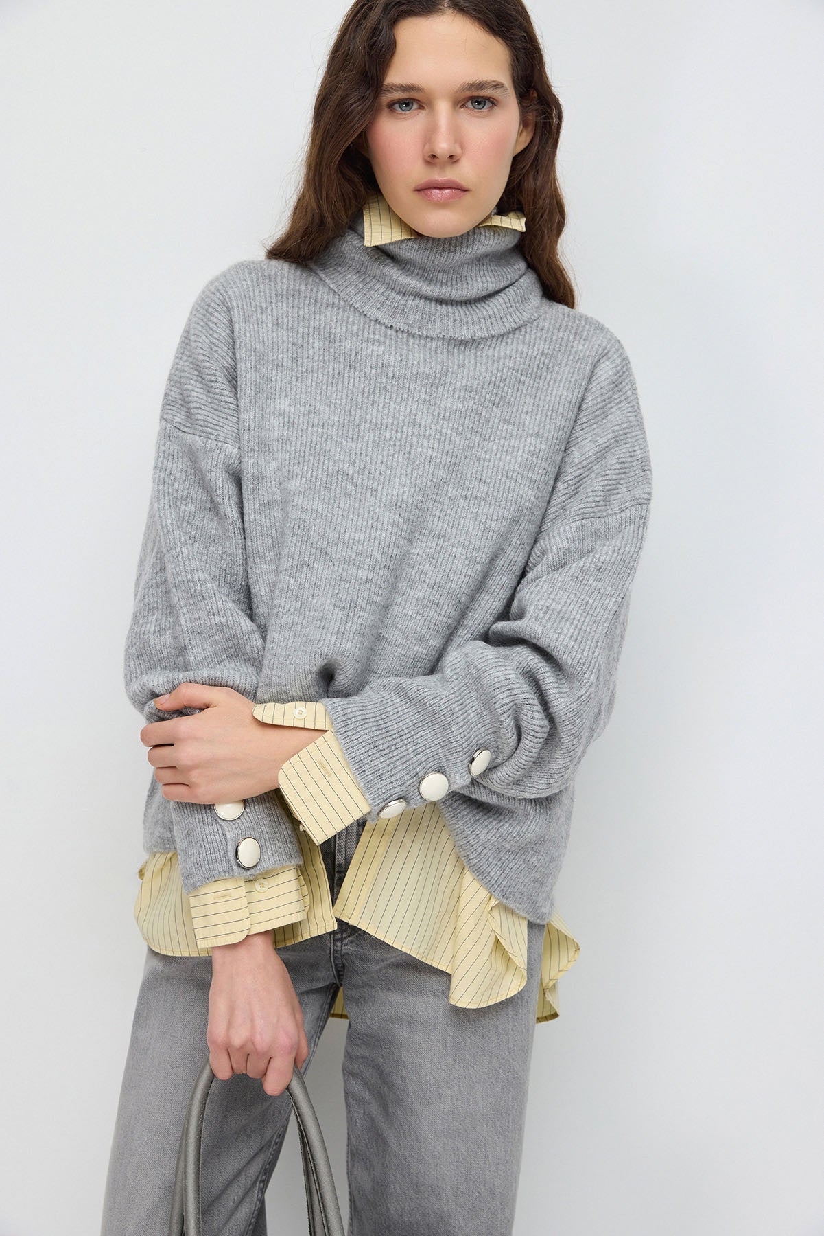 Rollkragenpullover mit Knopfdetails an den Ärmeln