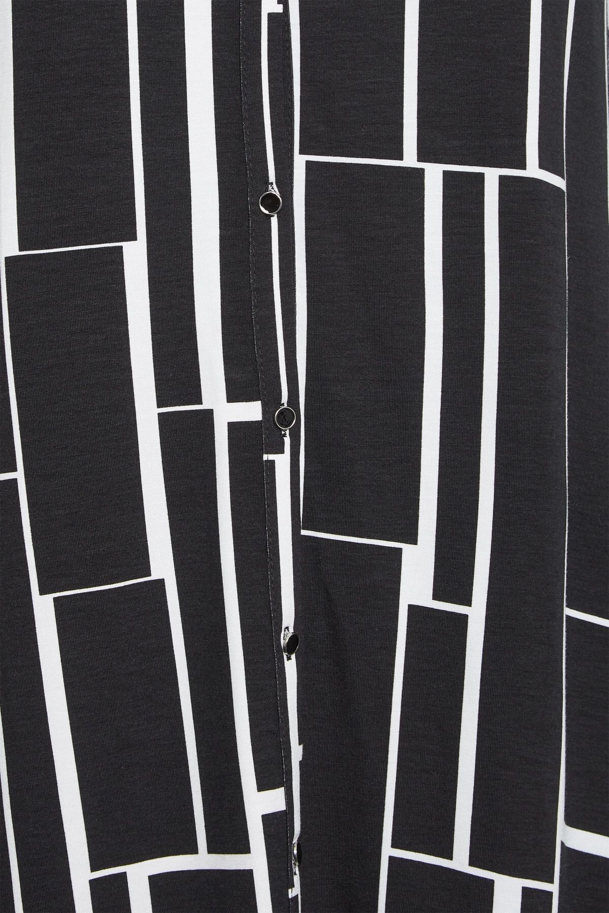 Langarmshirt mit geometrischem Muster in Übergröße