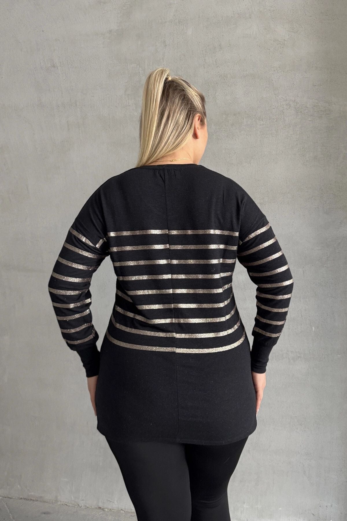 Bluse in Übergröße mit langen Ärmeln, V-Ausschnitt und elastischen Bündchen