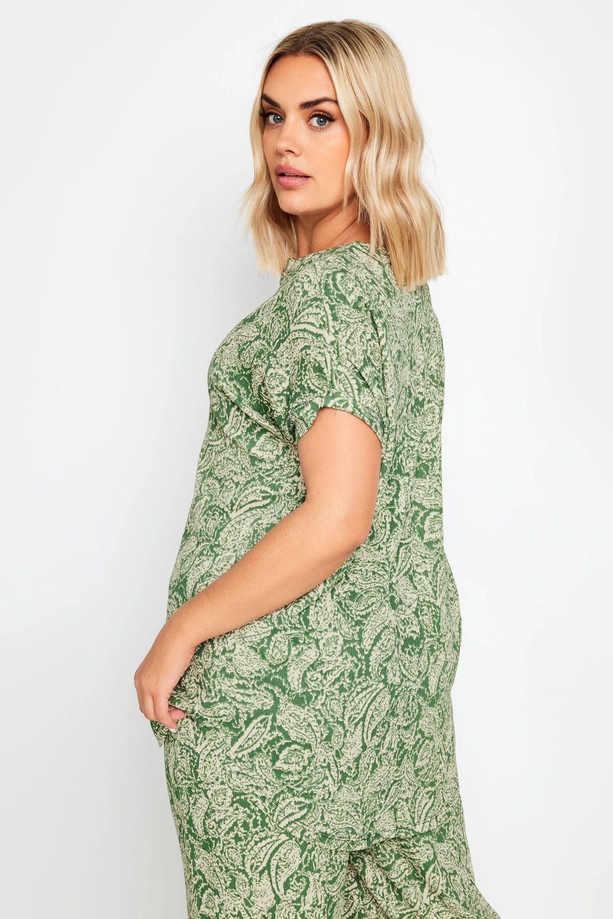Minikleid in Übergröße mit V-Ausschnitt, kurzen Ärmeln und Blumenmuster