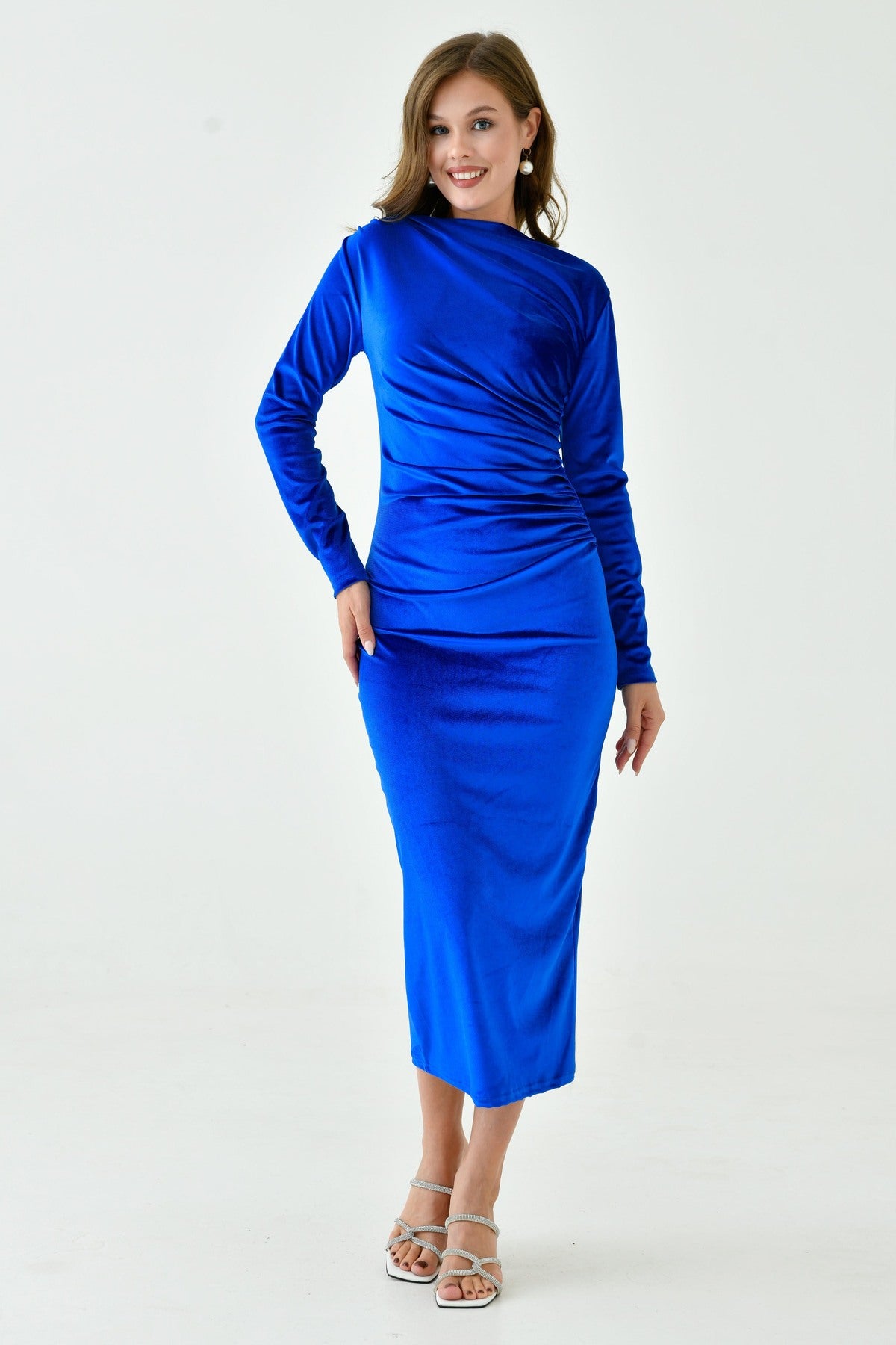 Bleistiftförmiges, mittellanges Kleid mit langen Ärmeln