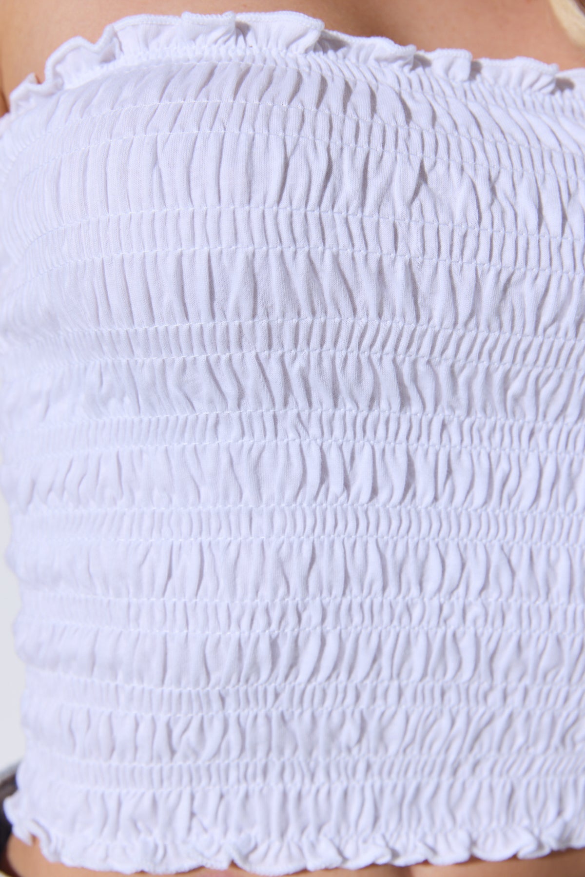 Raffung an der trägerlosen Crop-Bluse