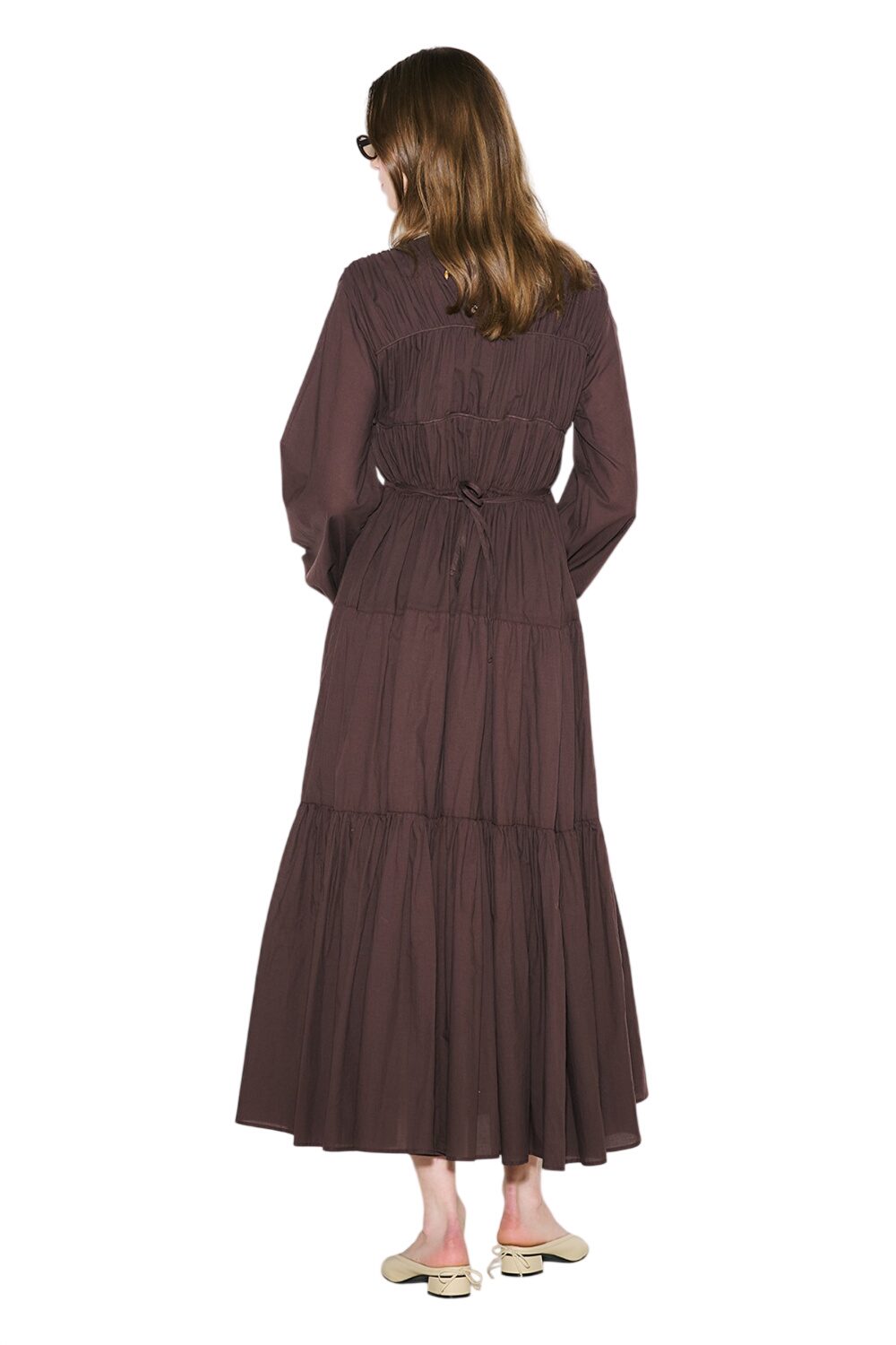SCHWARZES LANGÄRMLIGES KLEID MIT GERÜSTUNG.