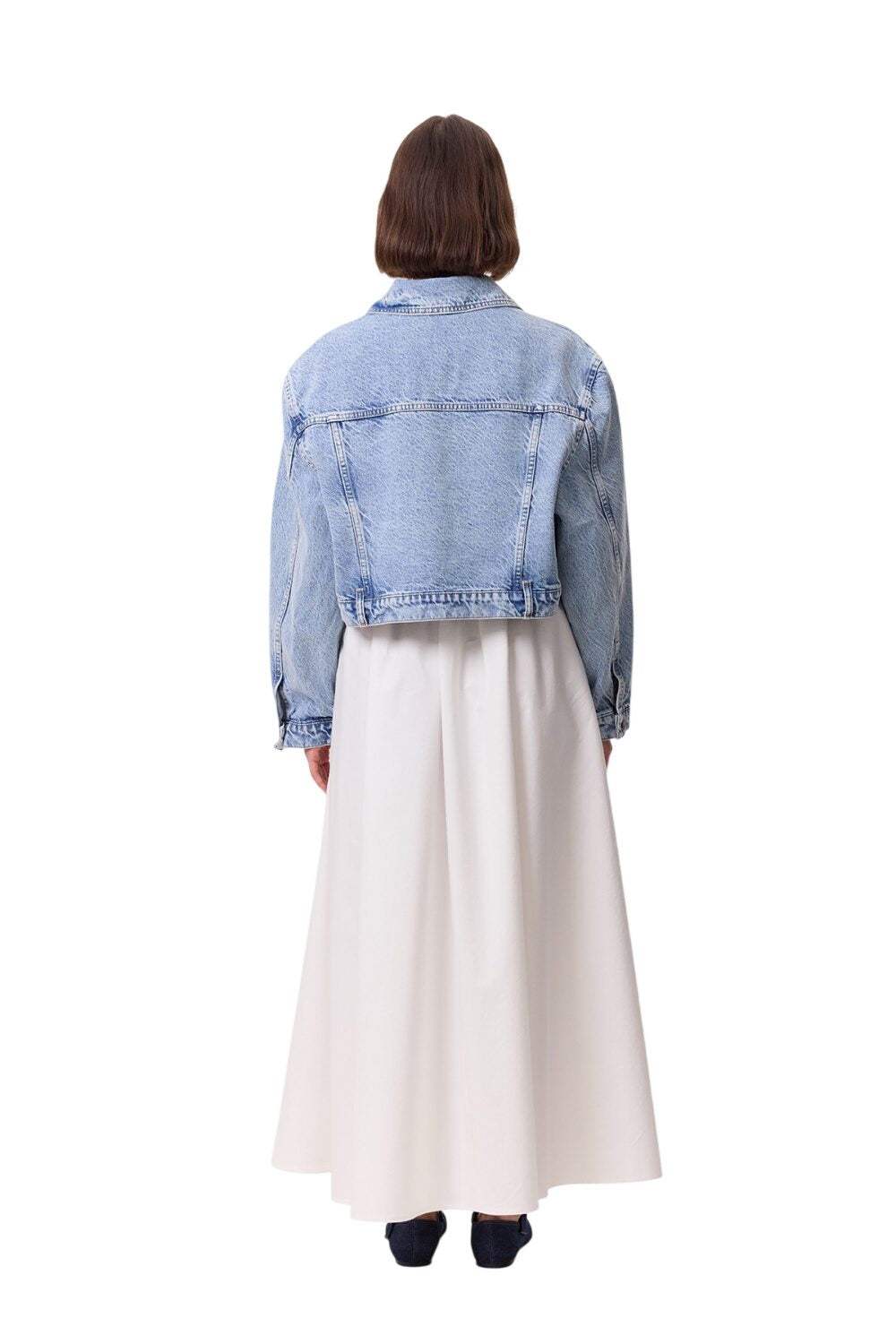 KURZE JEANSJACKE MIT TASCHEN, HELLBLAU.
