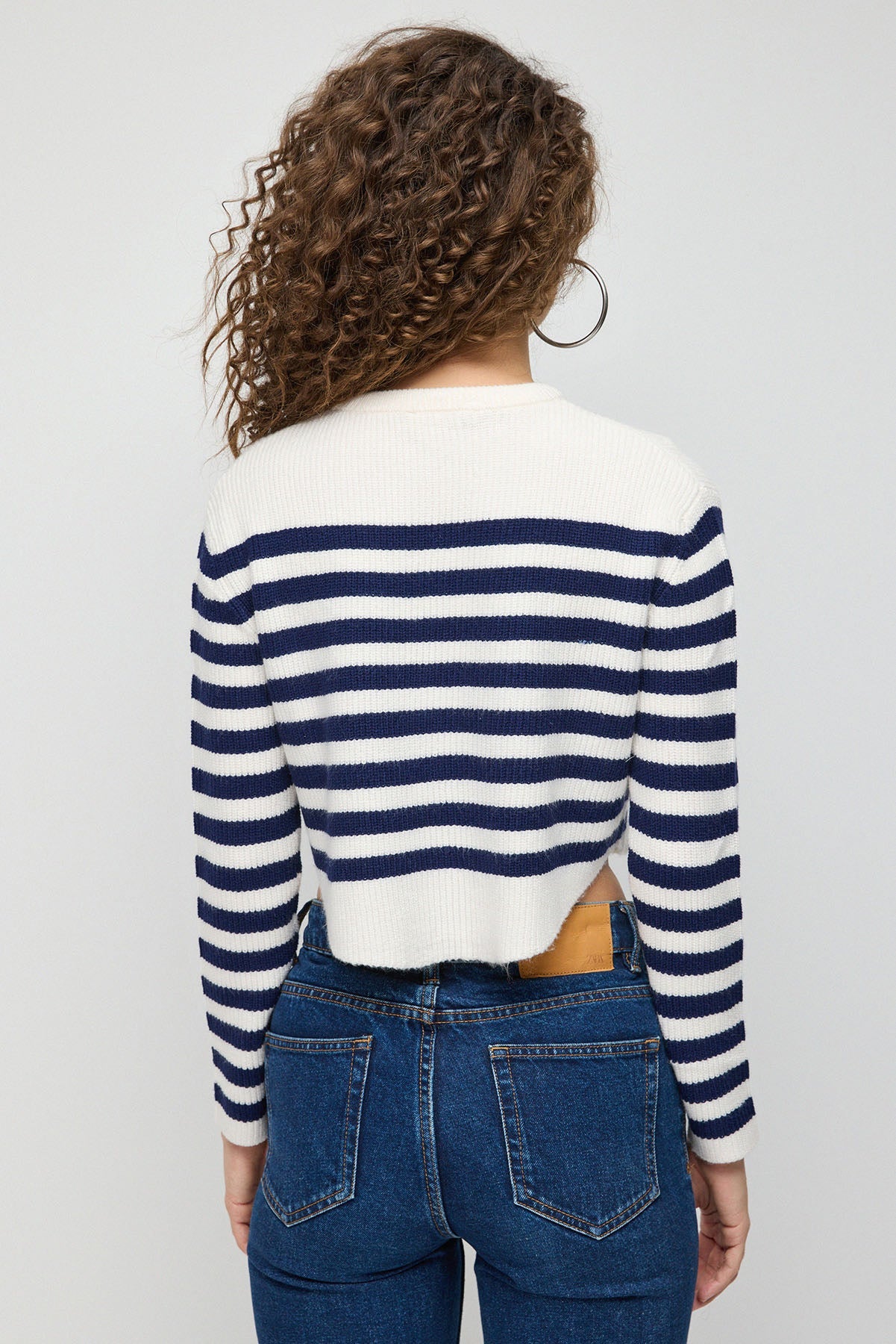 Gestreifter Strickpullover mit Rundhalsausschnitt