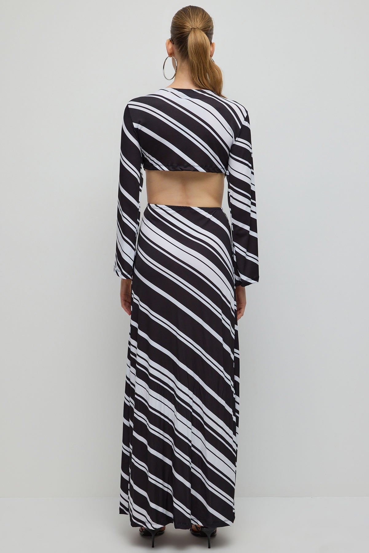 Gemustertes langes Kleid mit tiefem Schlitz