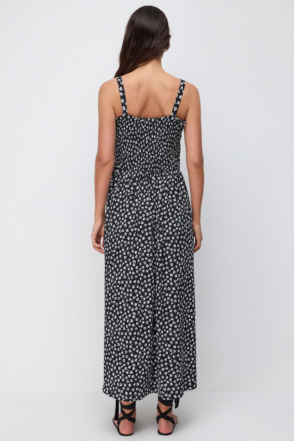 Gemustertes, langes Wickelkleid mit Trägern