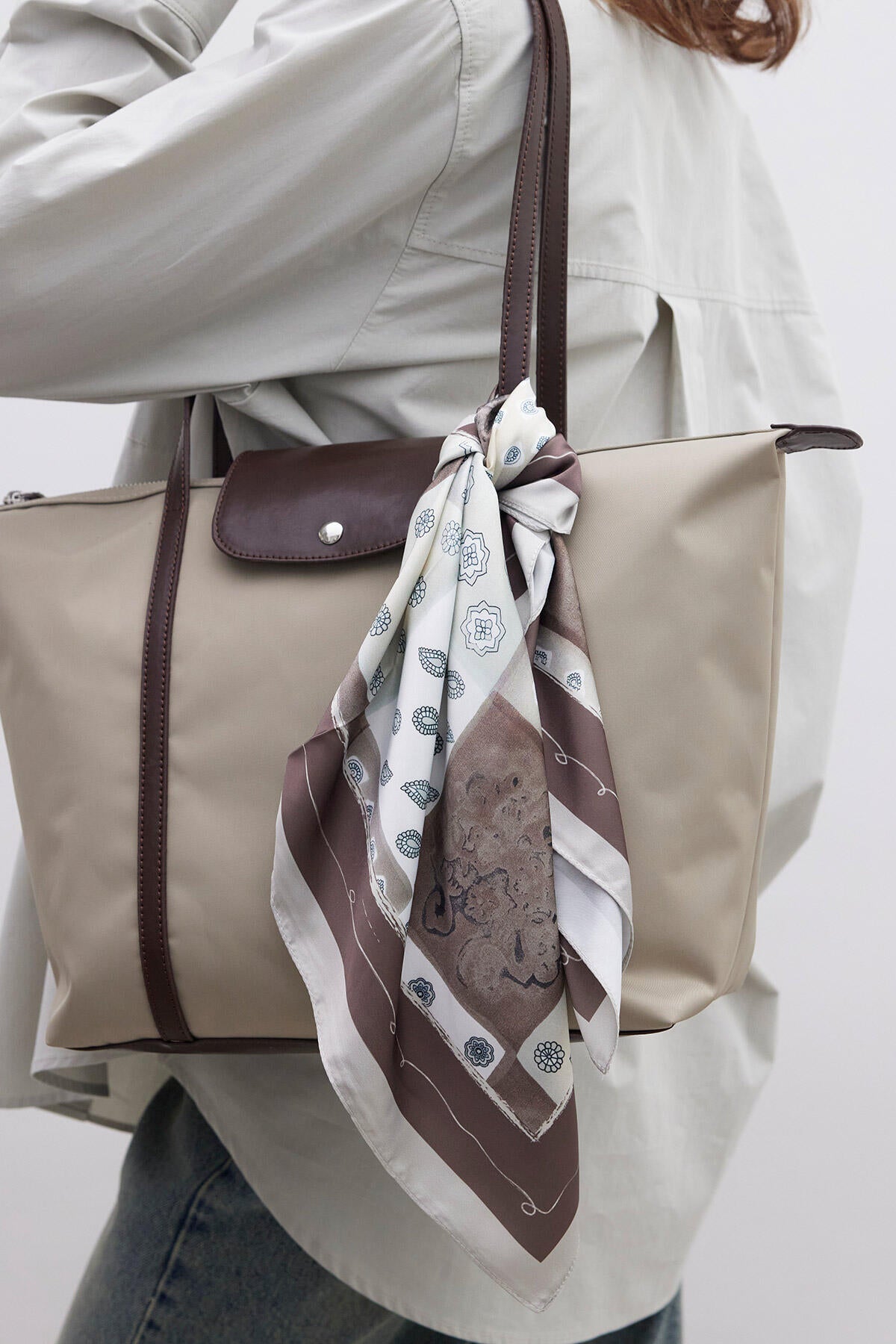Mia Bedruckter Satin Halstuch