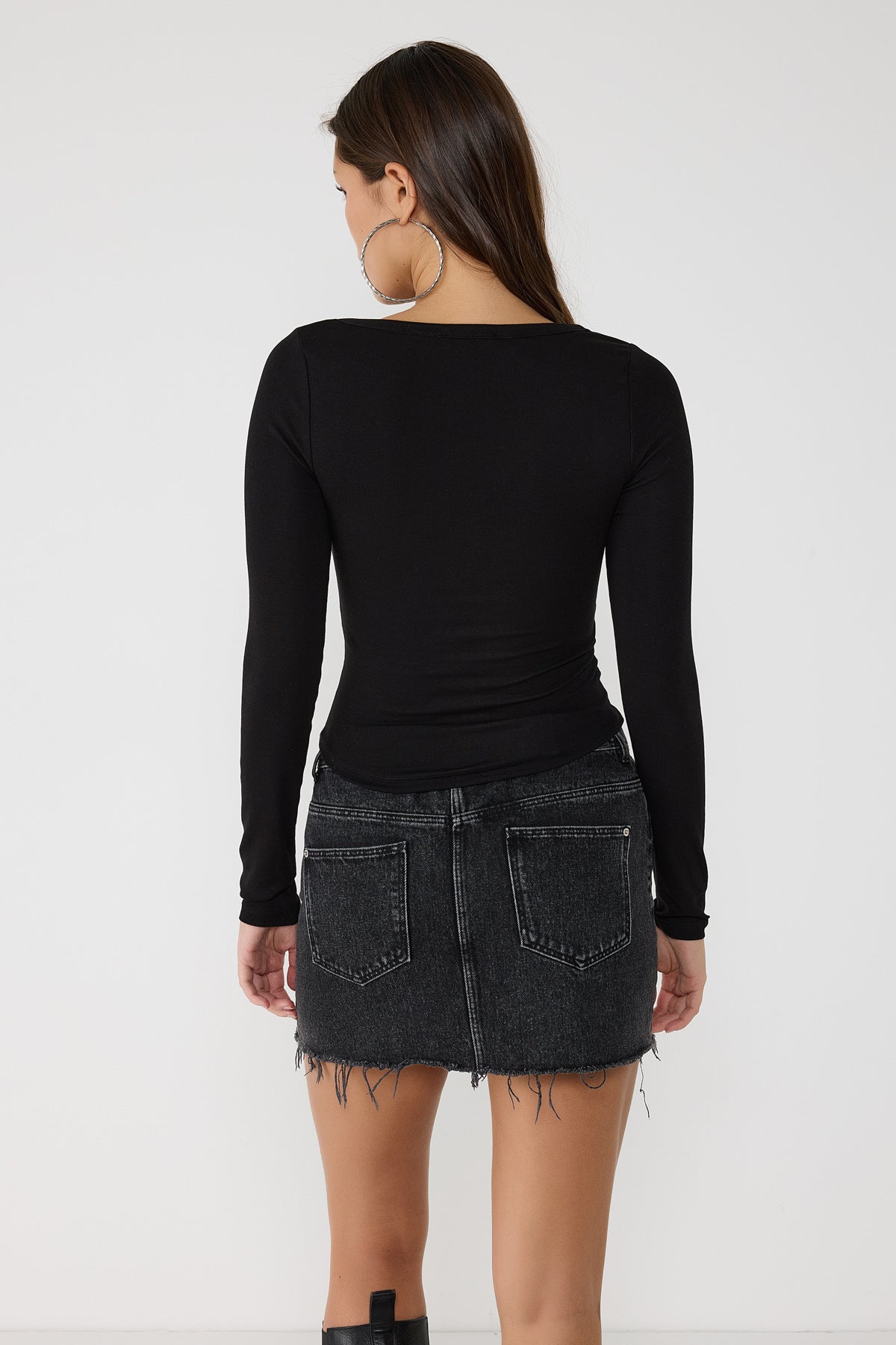 T-Shirt mit V-Ausschnitt und Knopfdetails