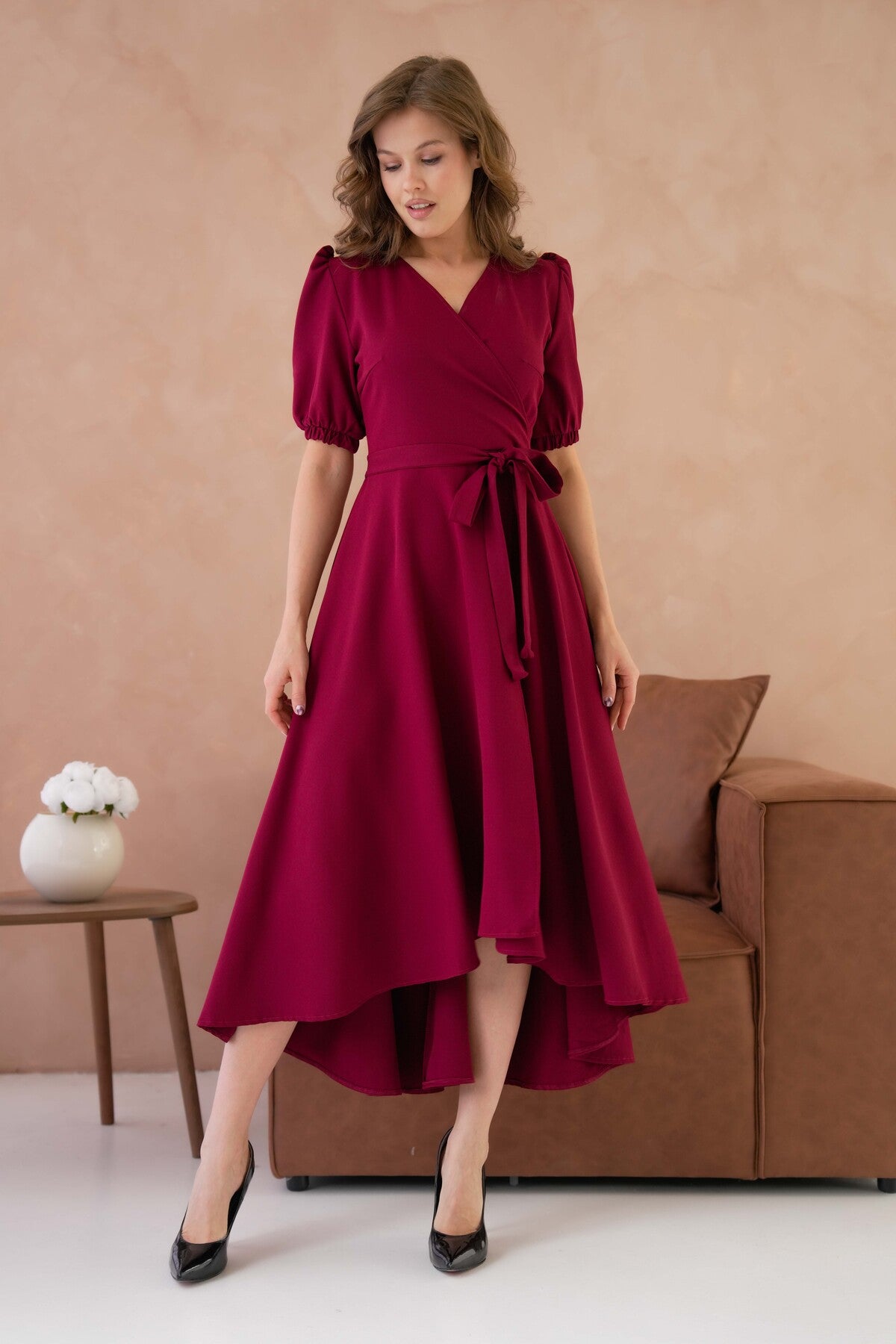Abendkleid in Midi-Länge mit Wickelausschnitt, Gürteldetail und ausgestelltem Schnitt