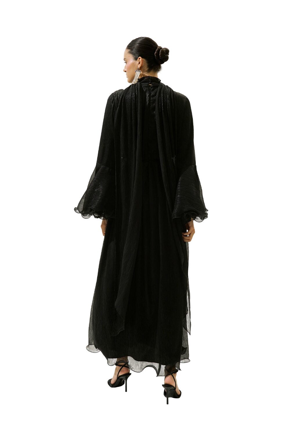 SCHWARZES KLEID MIT WEITÄRMELN UND RÜSCHEN.