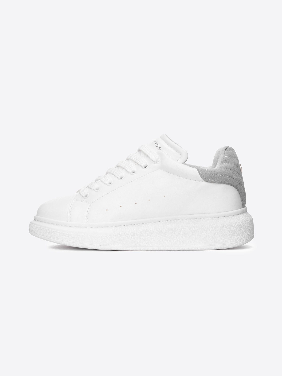 Graue Wildlederschuhe von V-Harmony mit weißem Absatzdetail
