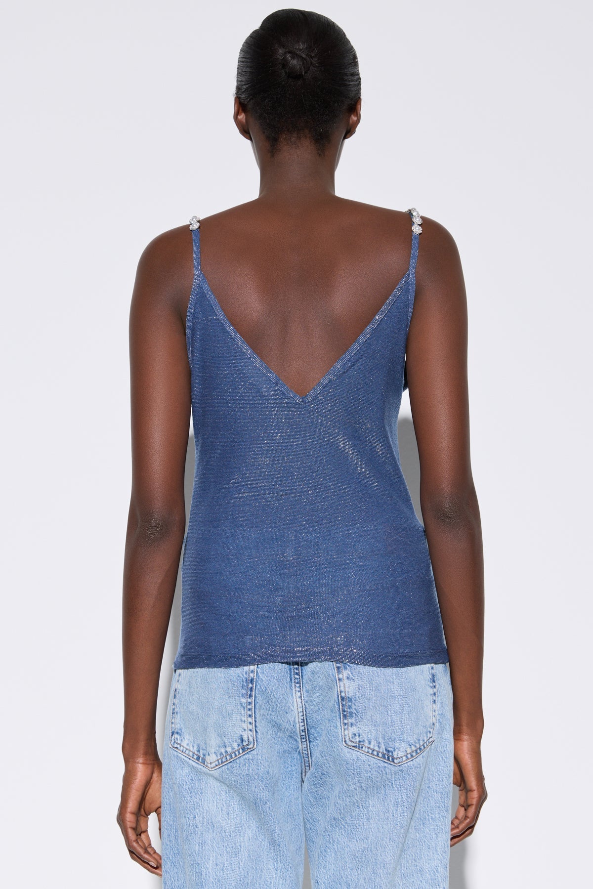 Bluse mit dünnen Trägern und Perlenbesatz