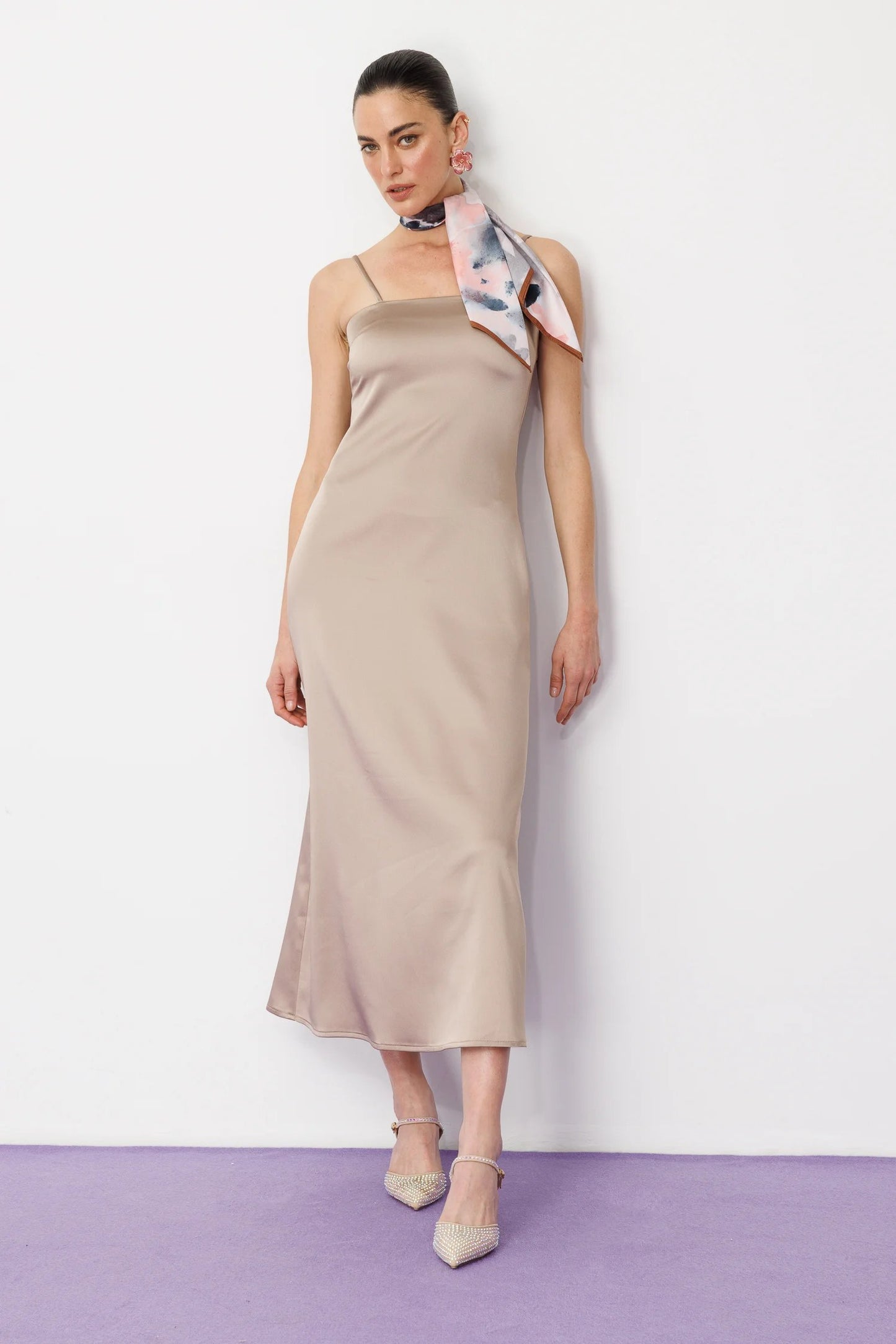 Satin-Midikleid mit dünnen Trägern
