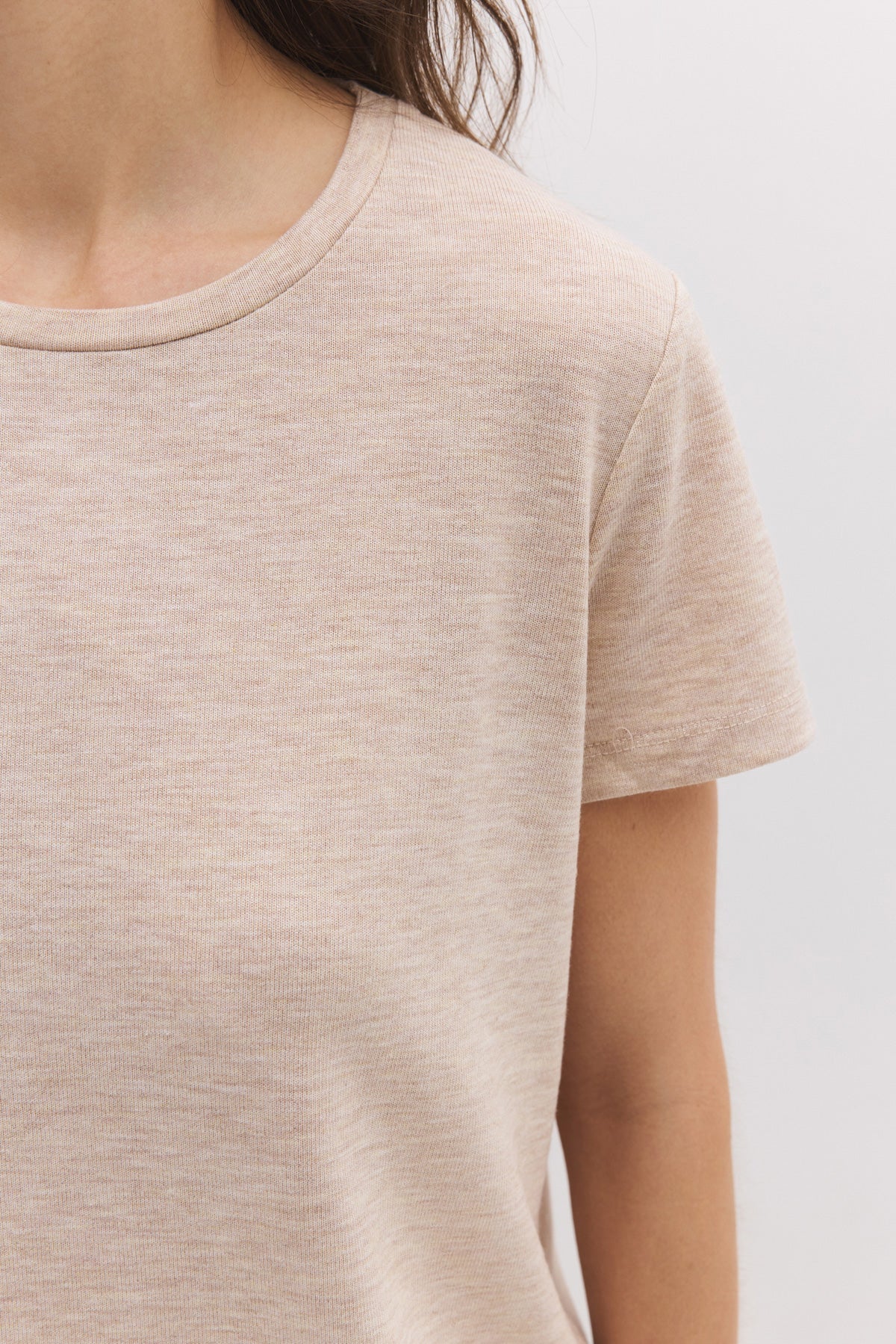 T-Shirt mit Rundhalsausschnitt aus schimmerndem Stoff
