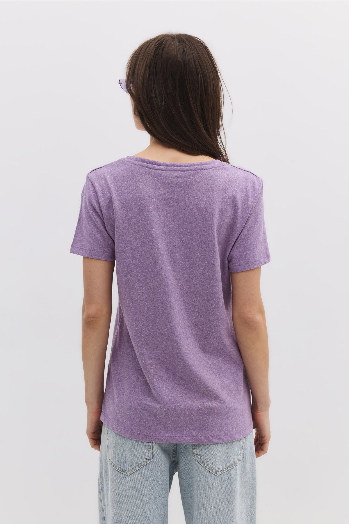 Basic-Kleid mit V-Ausschnitt aus schimmerndem Stoff