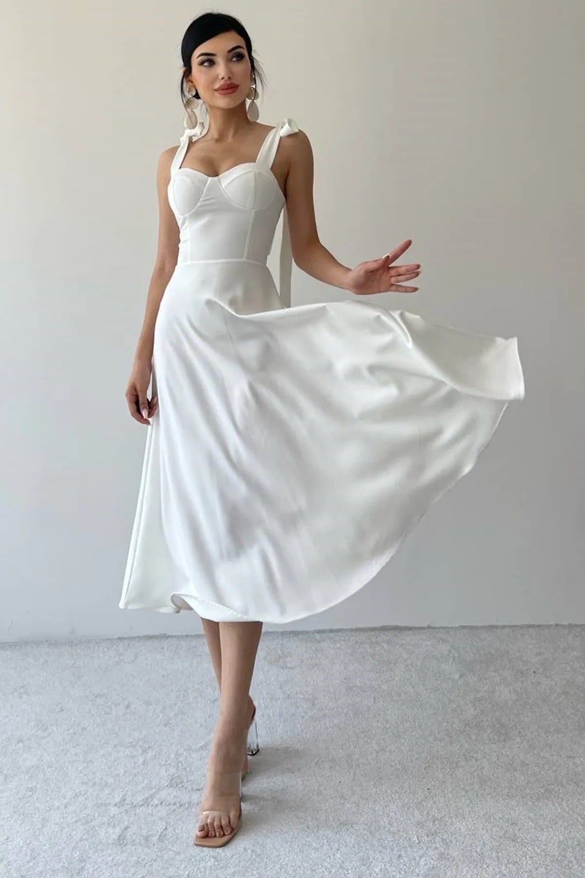 Trägerloses, mittellanges ausgestelltes Kleid