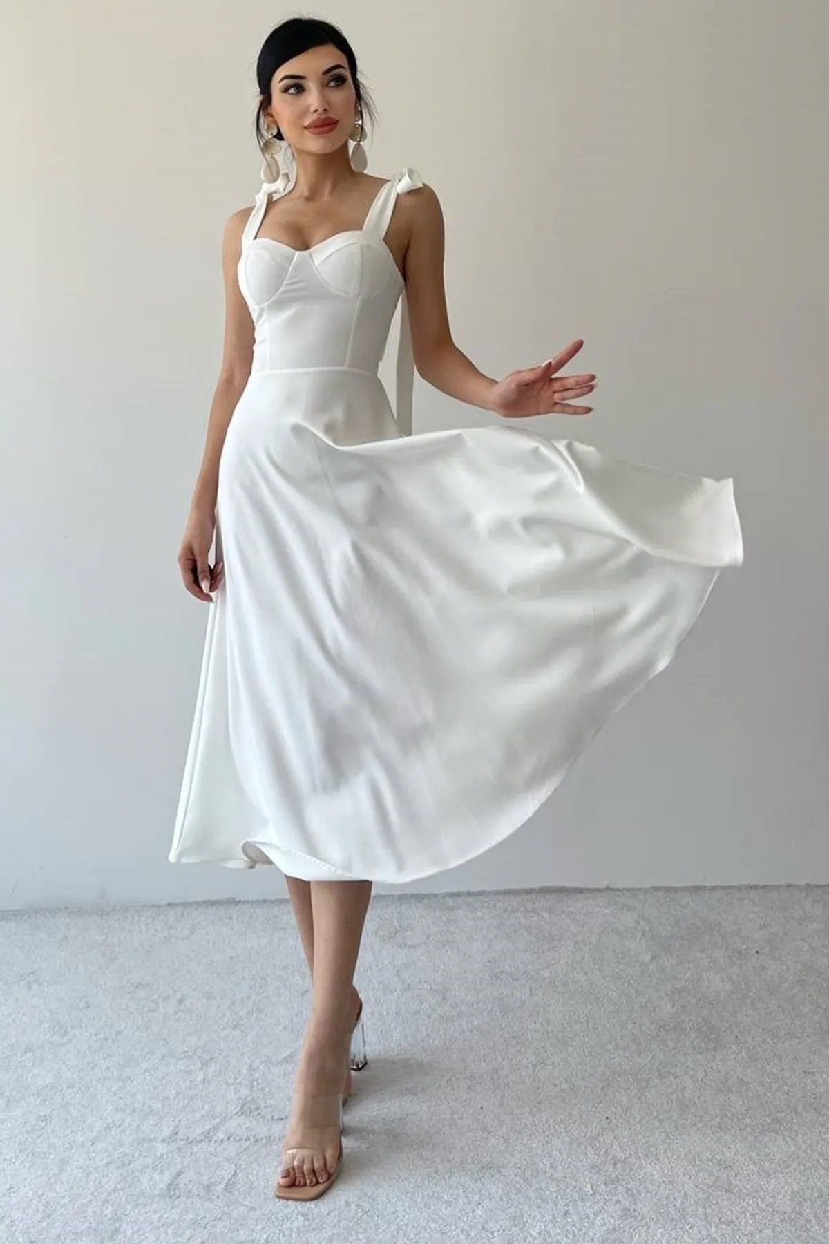 Trägerloses, mittellanges ausgestelltes Kleid