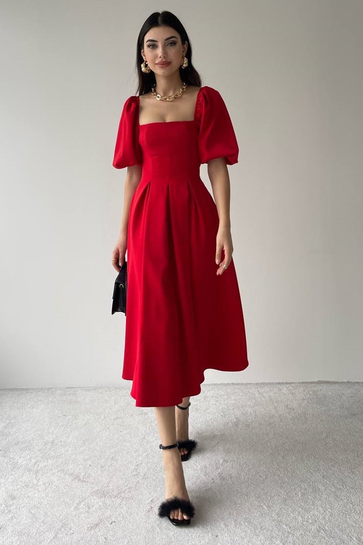 Trägerloses, ausgestelltes Midikleid mit kurzen Ärmeln