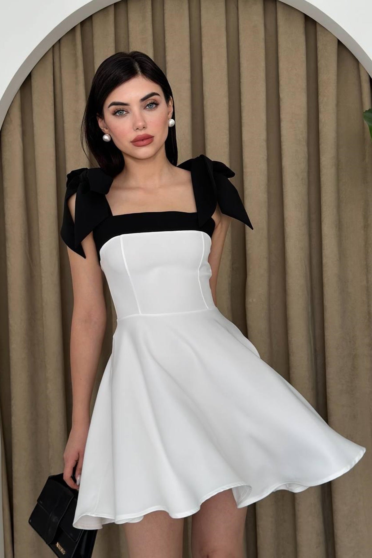 Trägerloses Minikleid mit ausgestelltem Rock und Ausschnitt