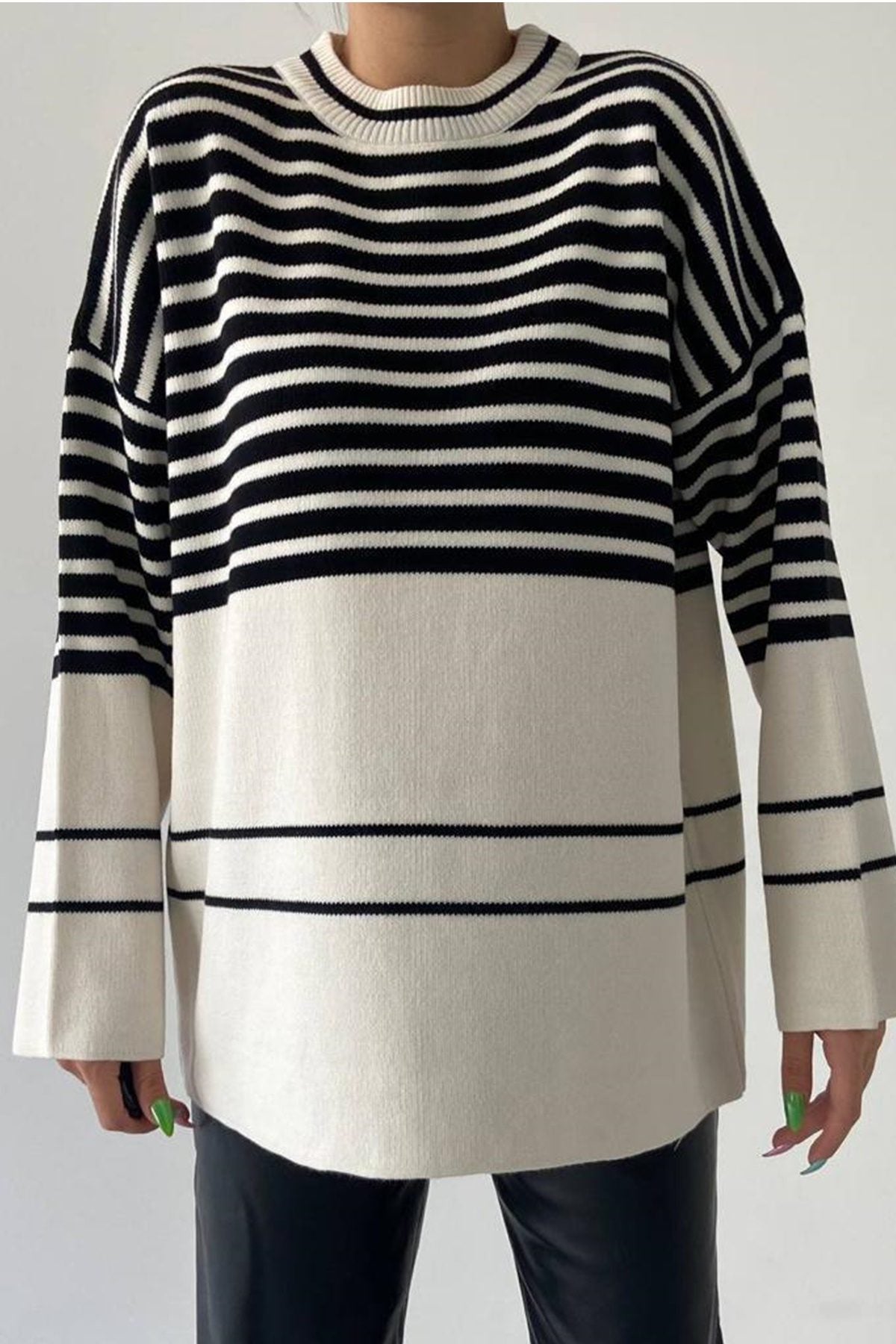 Gestreifter Oversize-Strickpullover mit Rundhalsausschnitt