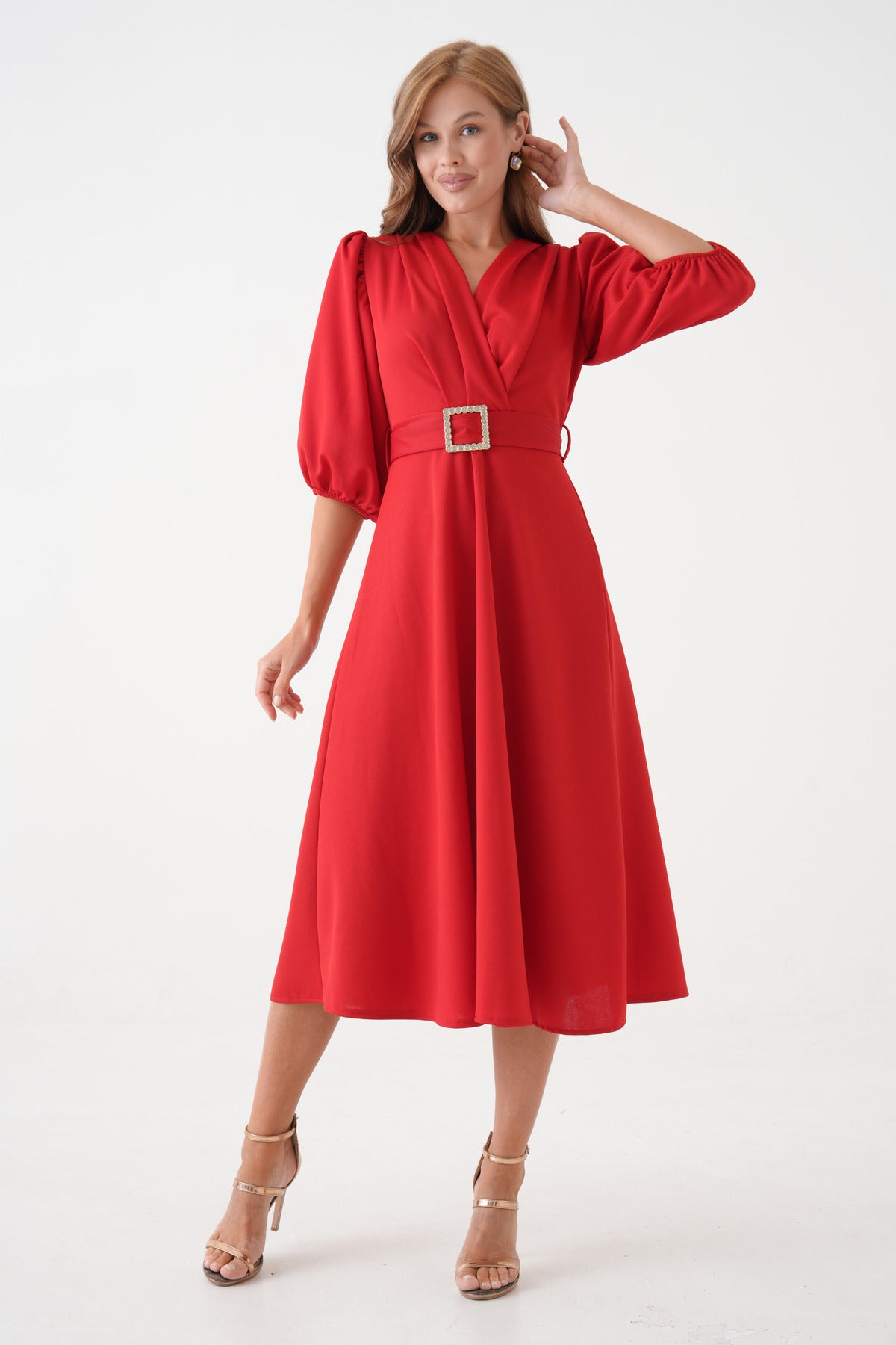 Kurzärmeliges, V-Ausschnitt-Kleid mit Gürtel in Midi-Länge und ausgestelltem Rock.