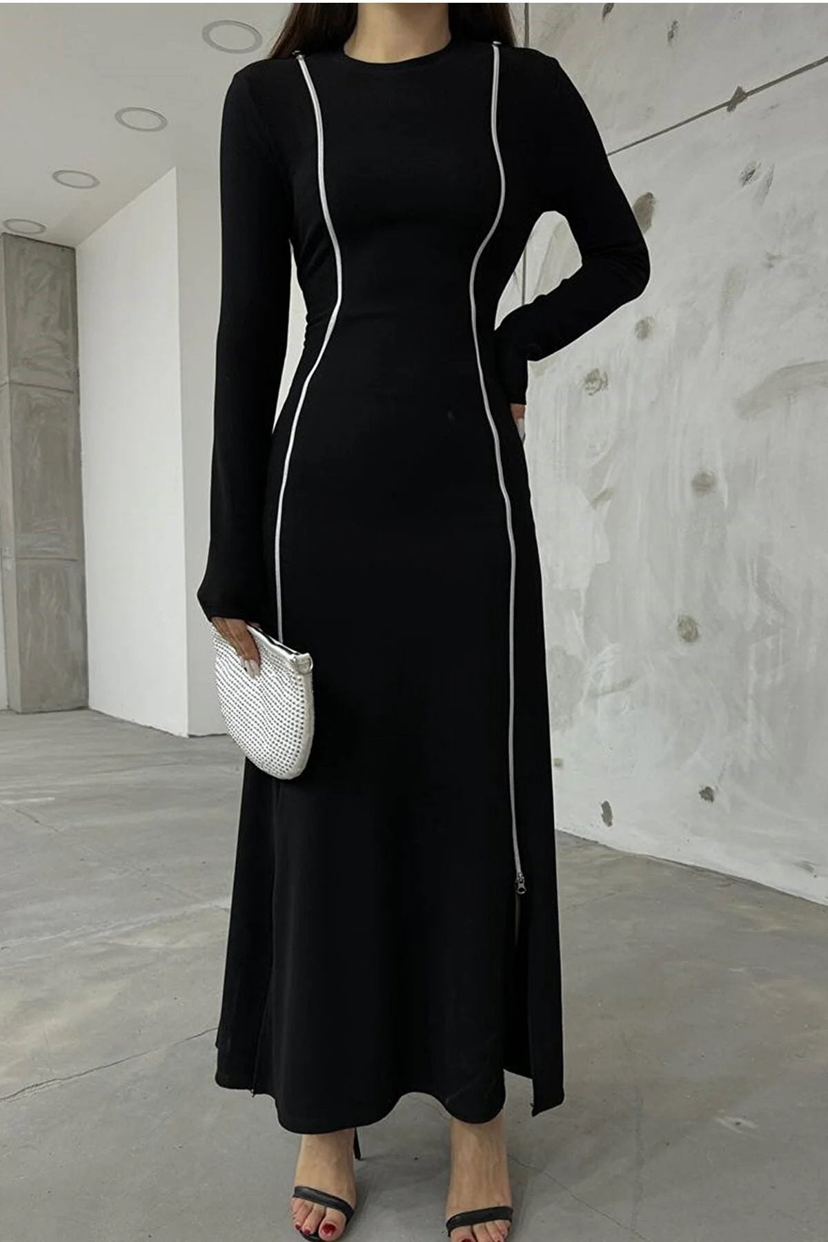 Langärmeliges, verstellbares Kleid mit Reißverschluss und Schlitzdetail.