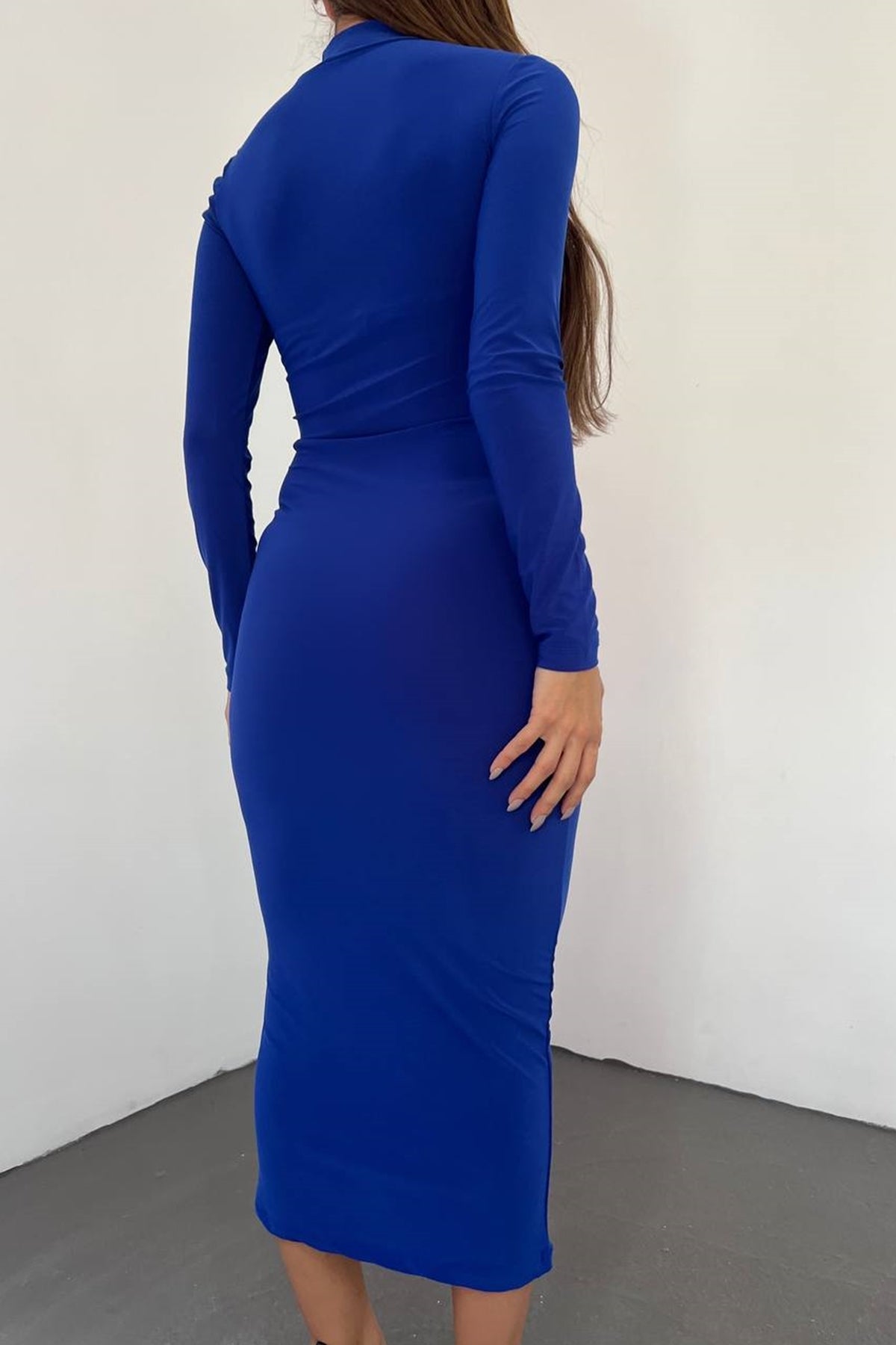 Midikleid mit hohem Kragen und langen Ärmeln