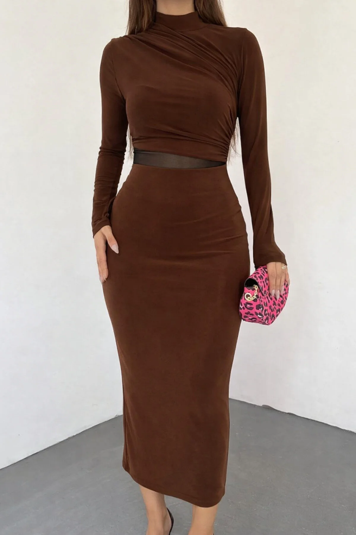 Kleid in Midi-Länge mit hohem Kragen und langen Ärmeln