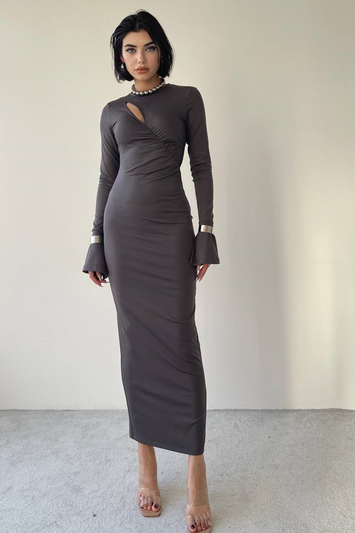 Langärmeliges Maxi-Abendkleid mit Raffungen.