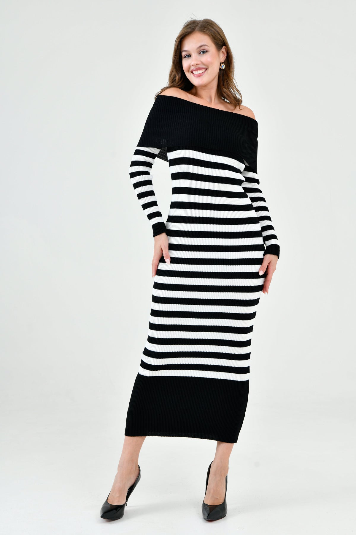 Madonna Neck Langarm-Strickkleid mit Streifen, Midi-Länge