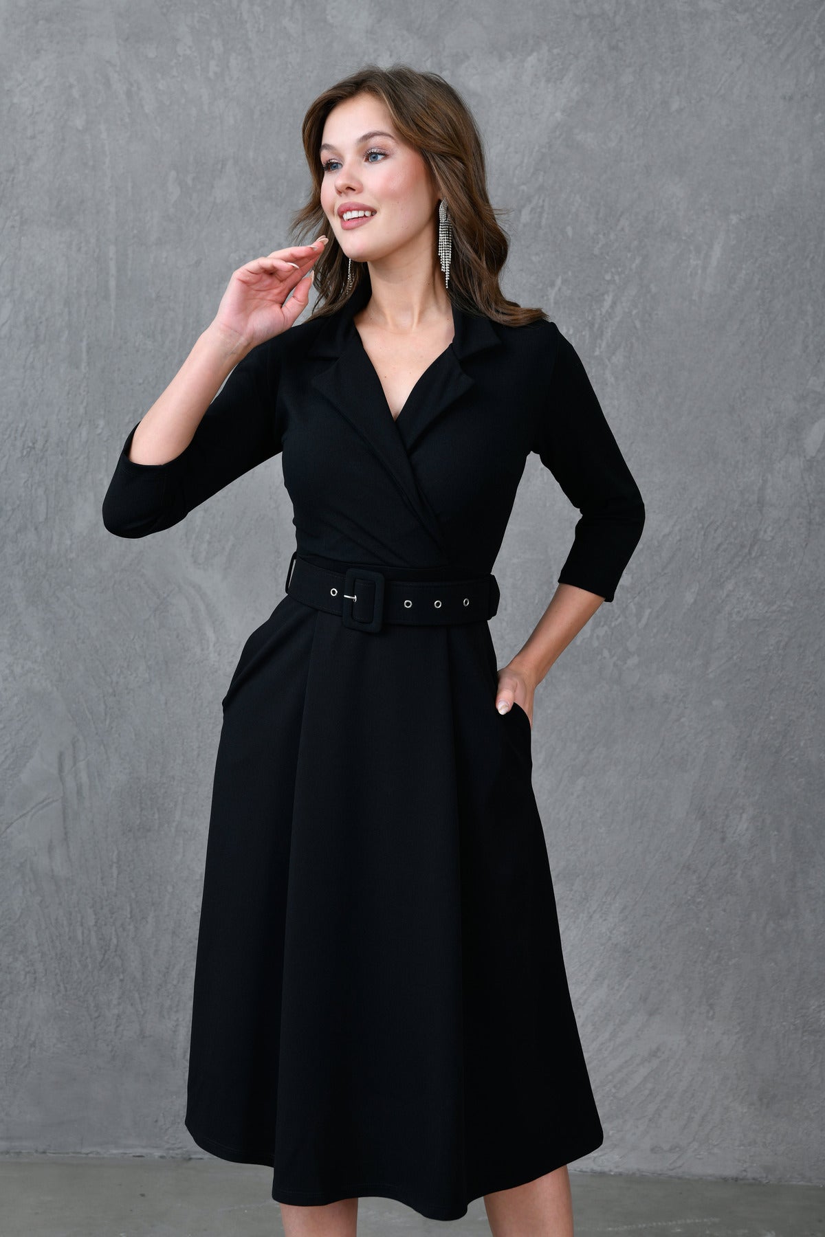 Midikleid mit Wickelkragen, 3/4-Ärmeln und Gürteldetails