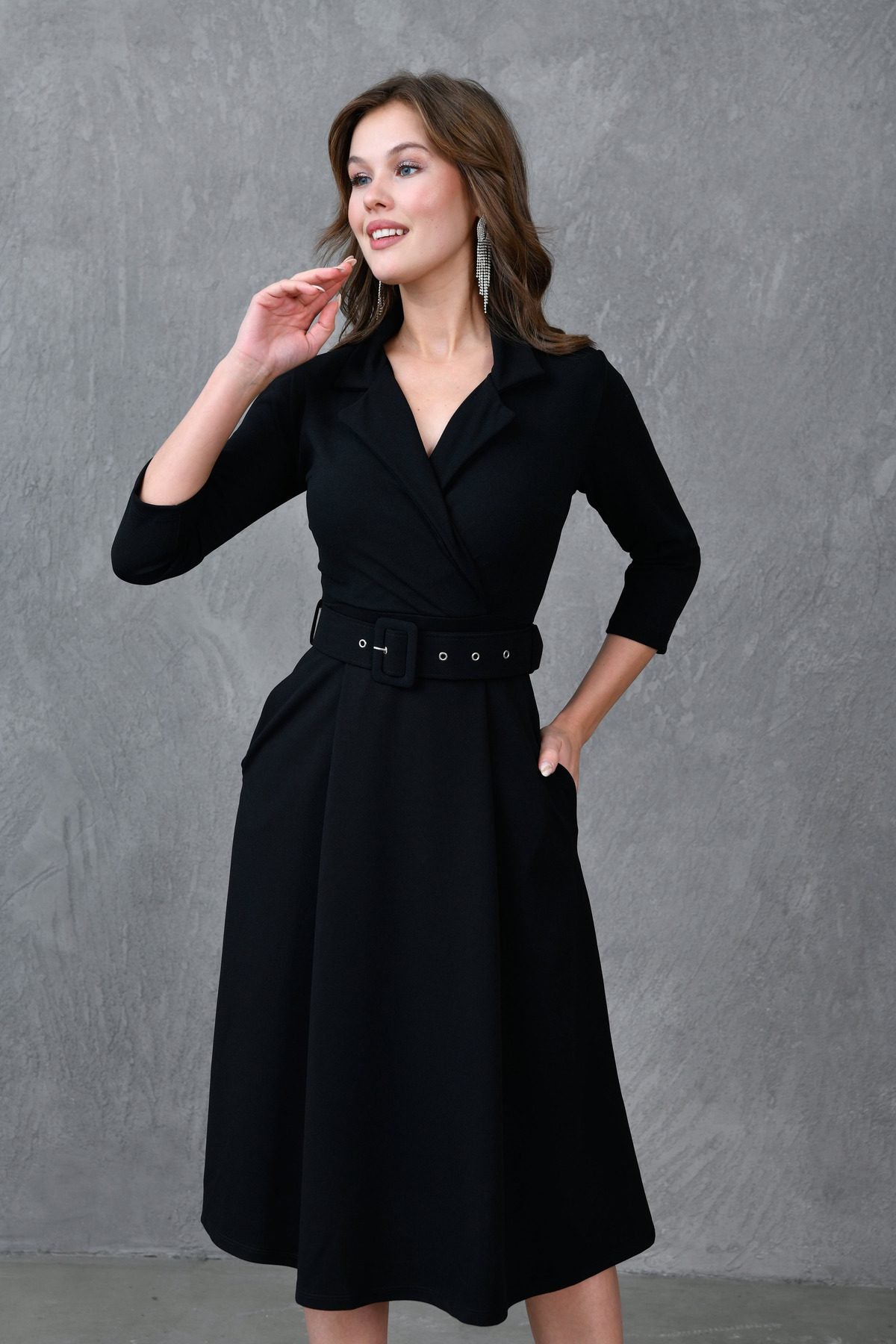 Midikleid mit Wickelkragen, 3/4-Ärmeln und Gürteldetails