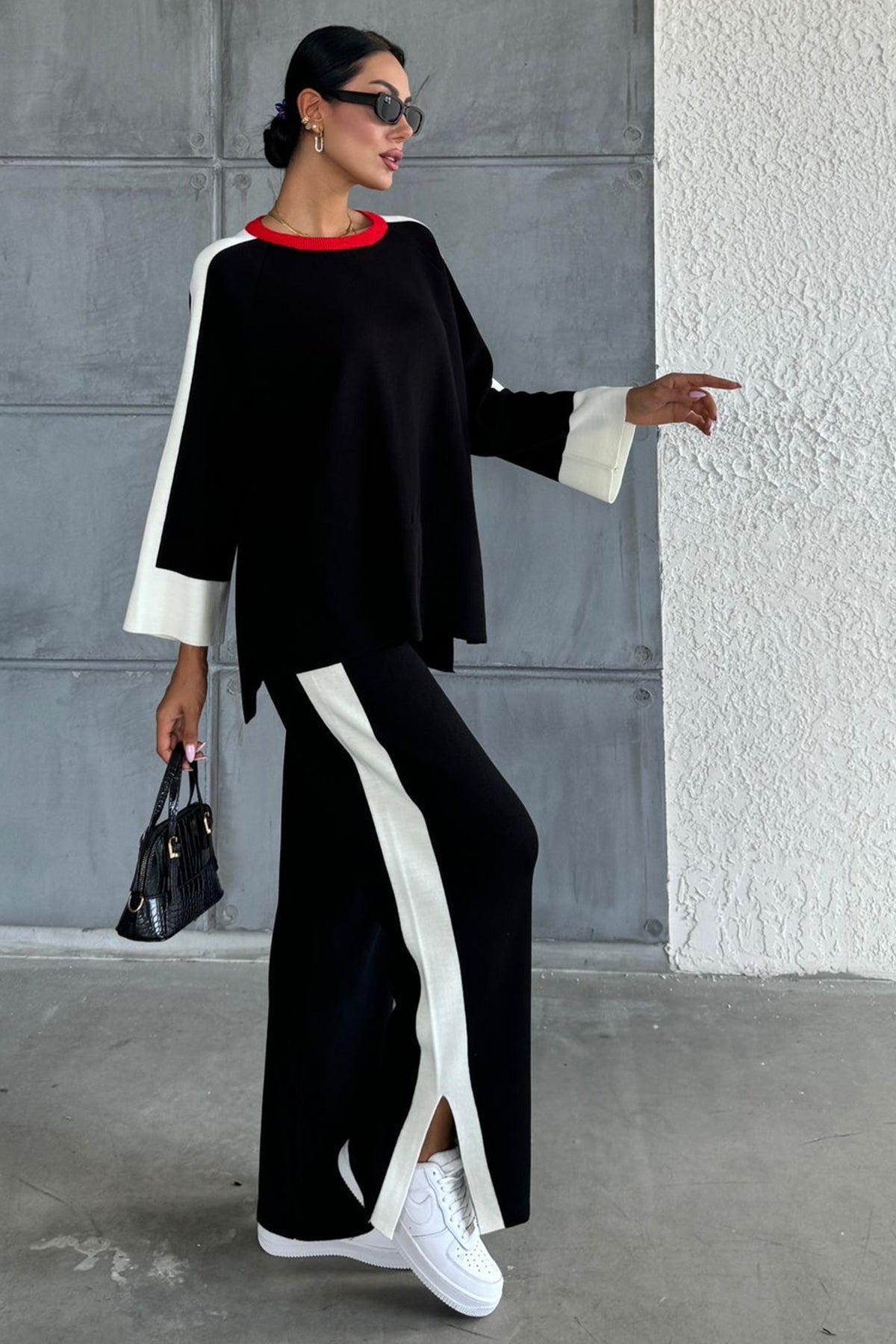 Zweiteiliges Set aus gestreiftem Pullover und Hose mit Schlitz und Übergröße