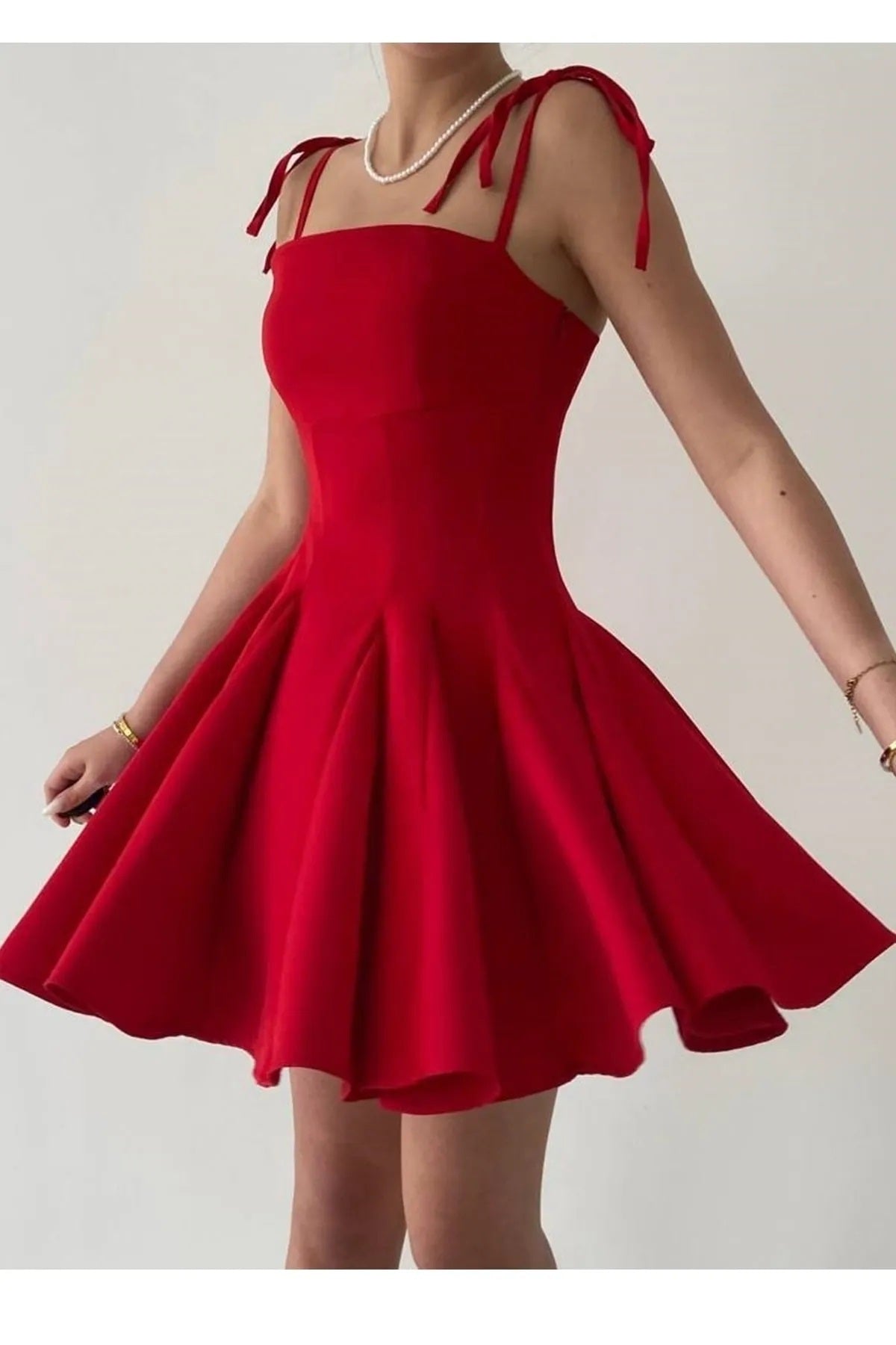 Kleid mit dünnen Trägern