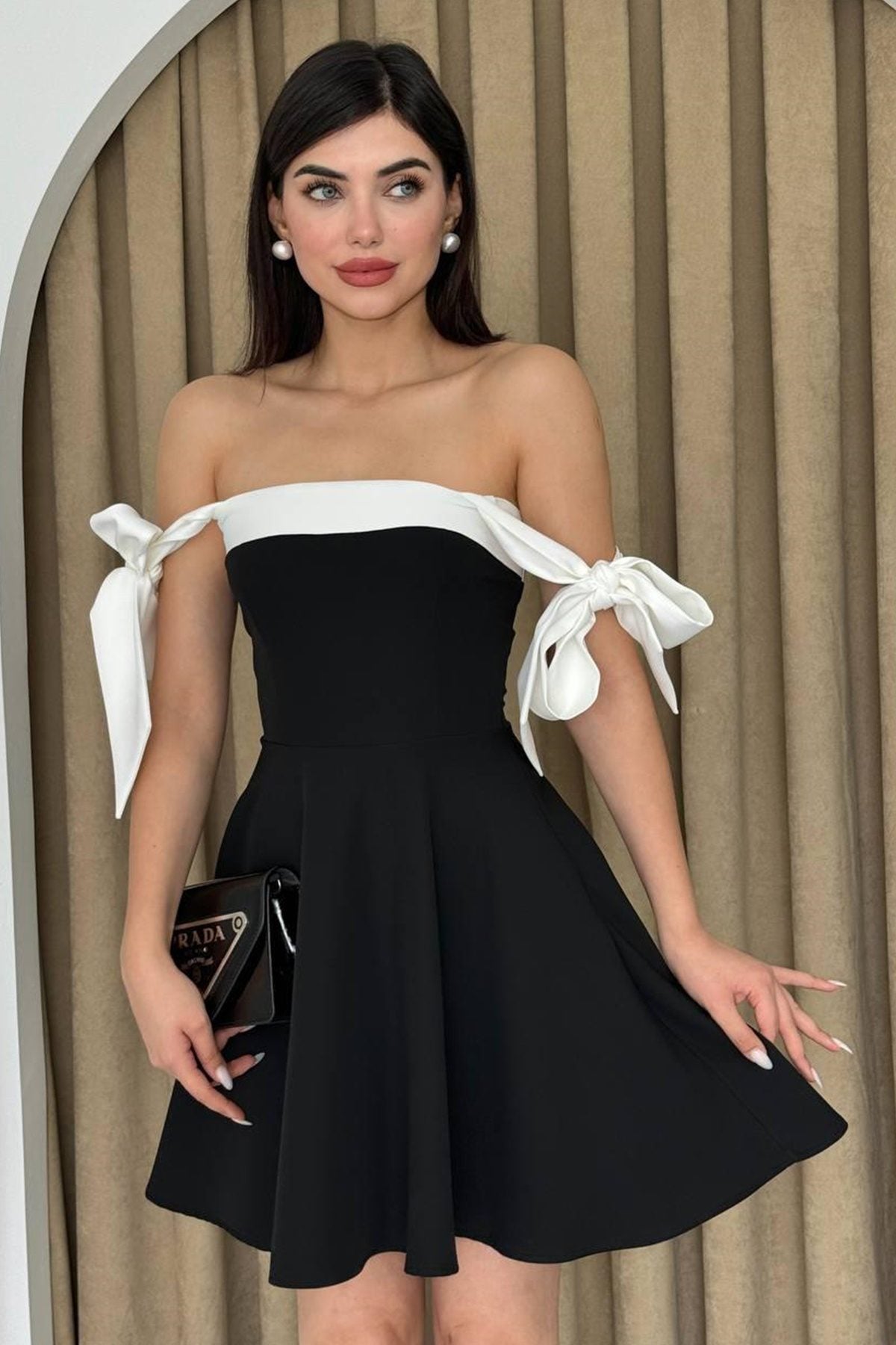 Trägerloses Minikleid mit ausgestelltem Rock und Ausschnitt