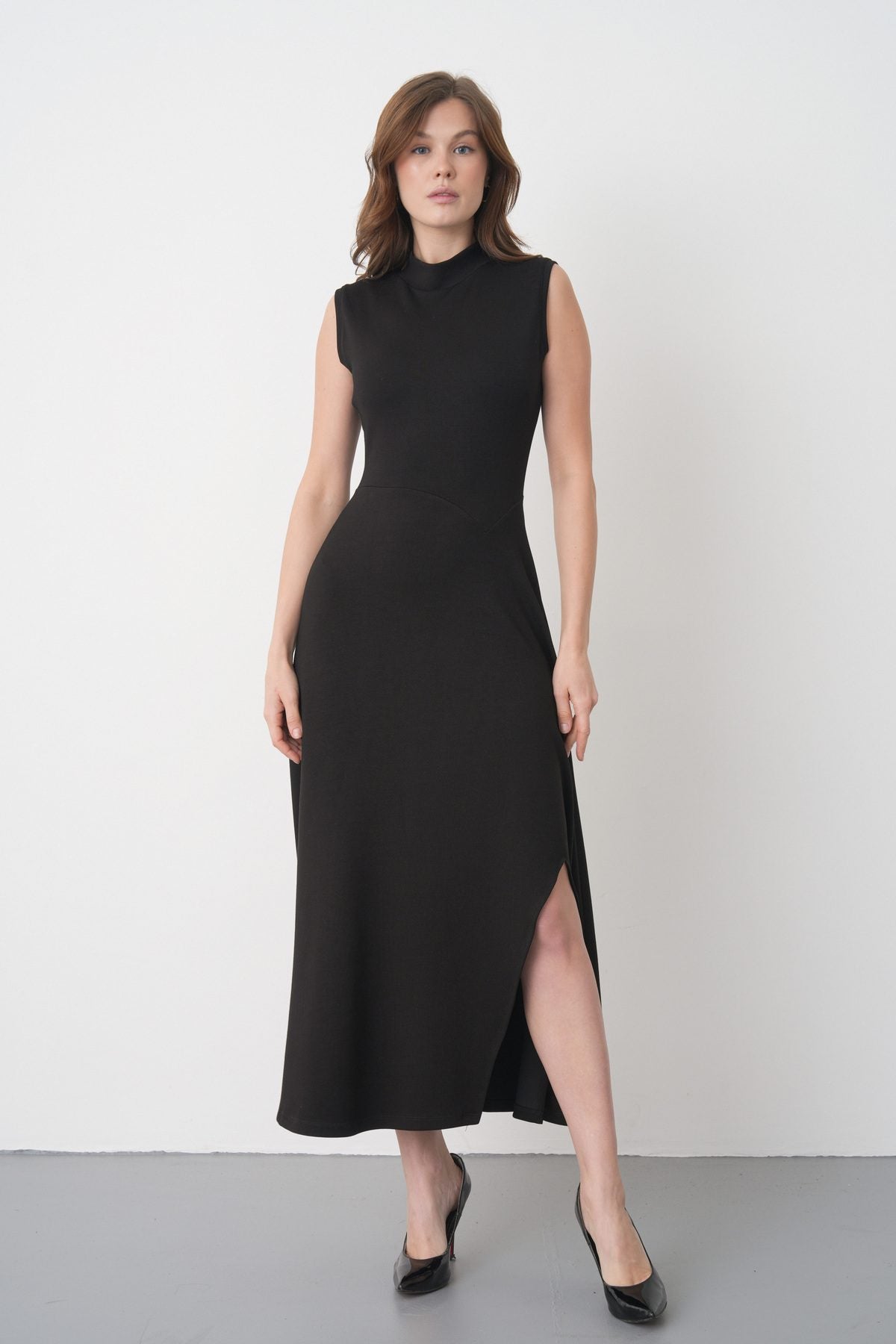 Schwarzes Crepe Midi-Kleid mit Schlitz