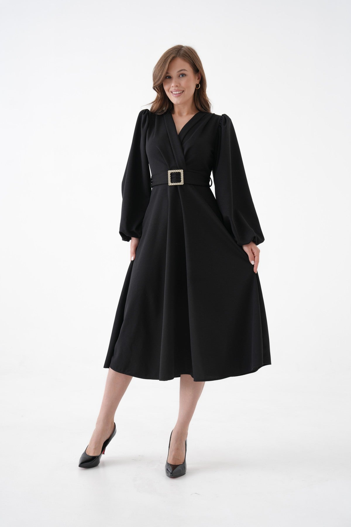 Midi-Kleid mit Wickelausschnitt und Gürteldetail