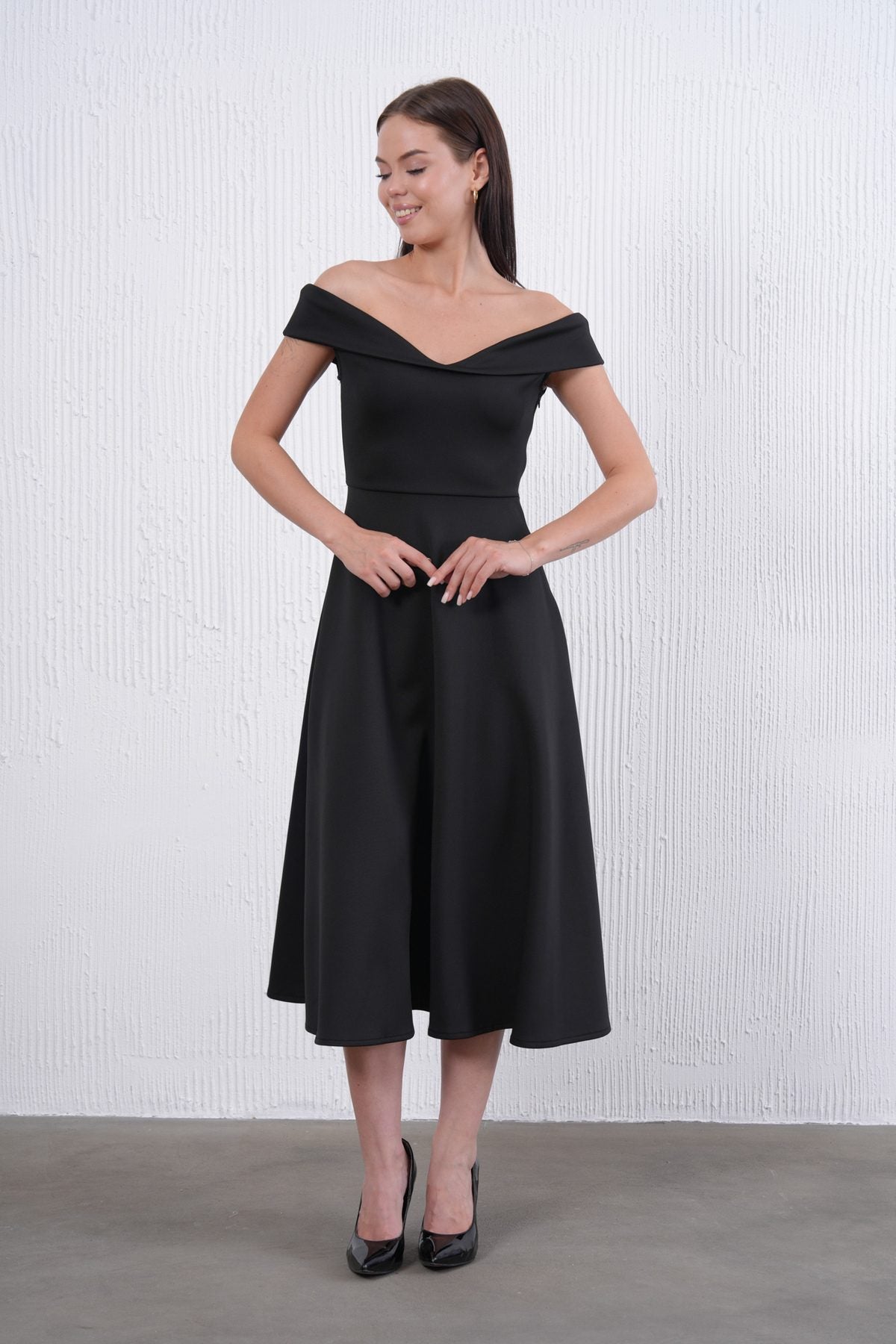 Trägerloses ausgestelltes Midi-Kleid