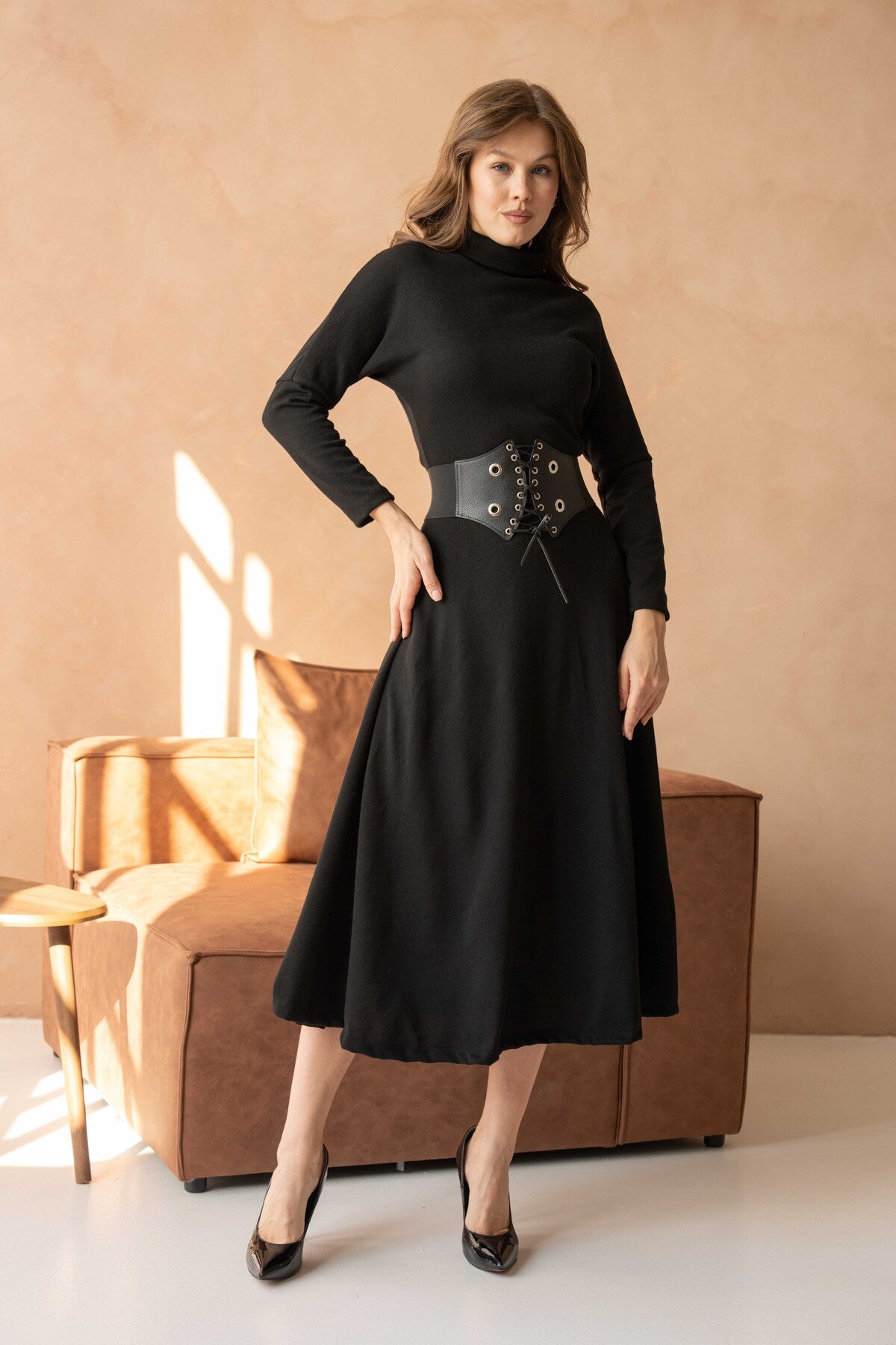 Midikleid mit hohem Kragen, langen Ärmeln und Gürteldetails