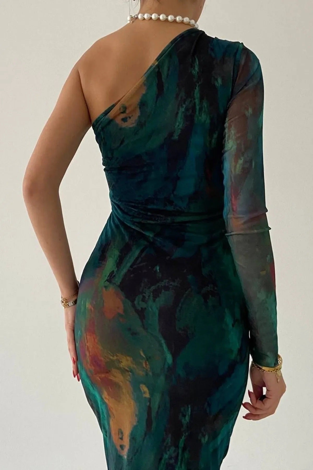 Trägerloses Midikleid mit einem Ärmel und Digitaldruck