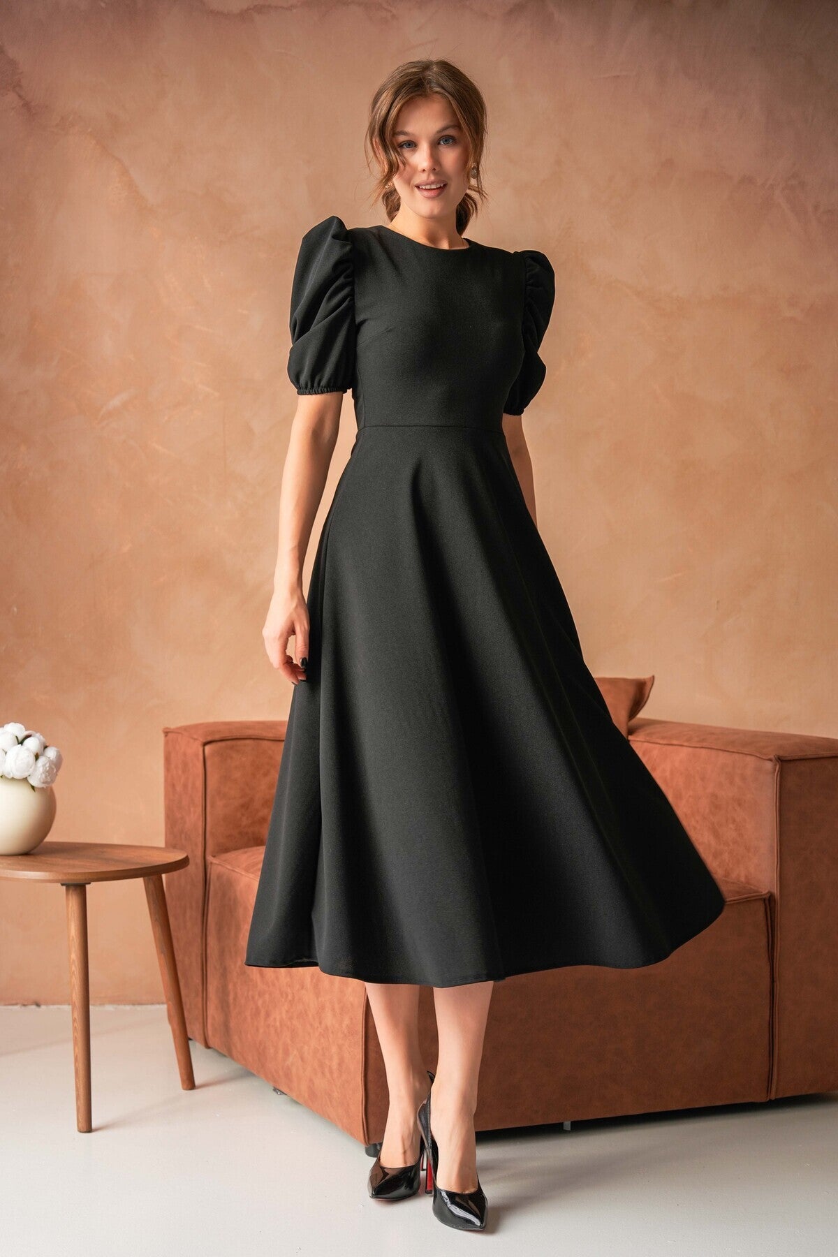 Midi-Kleid mit Rundhalsausschnitt und ausgestelltem Rock