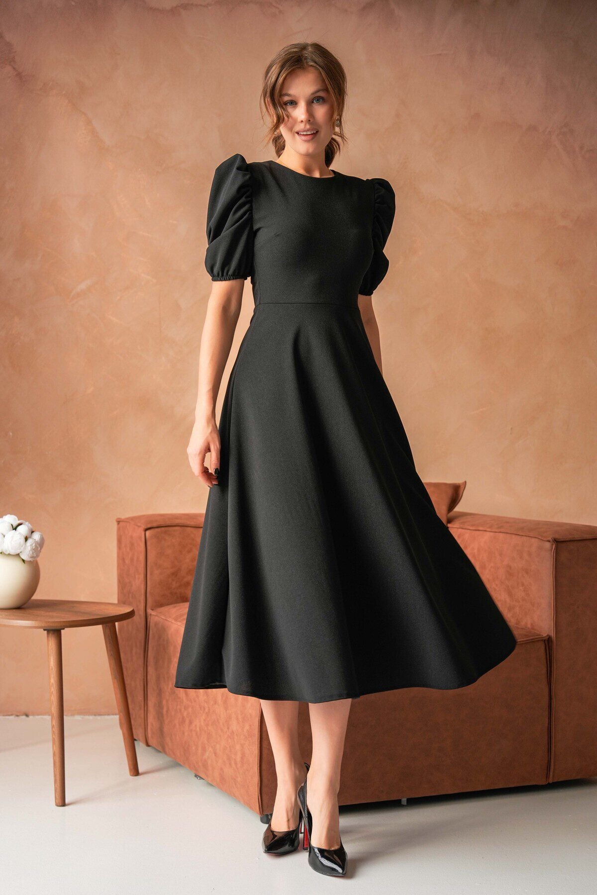 Midi-Kleid mit Rundhalsausschnitt und ausgestelltem Rock