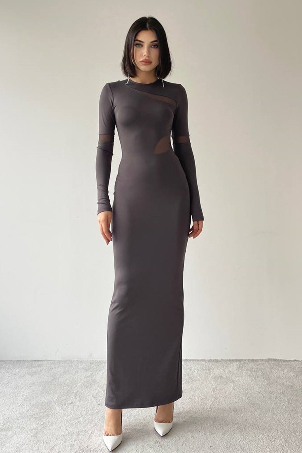 Langärmeliges Maxikleid mit Rückenschlitz.