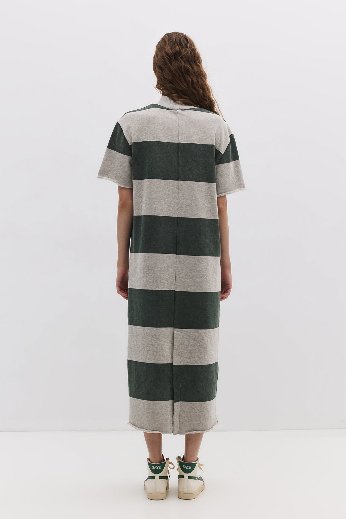Gestreiftes Midikleid mit geschlossenem Halsausschnitt und Schlitz