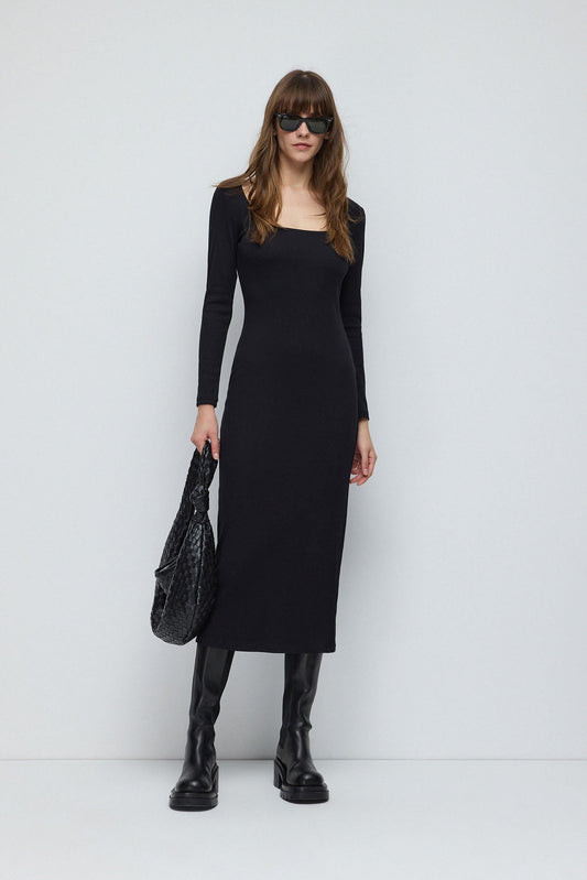 Langärmeliges, figurbetontes Kleid
